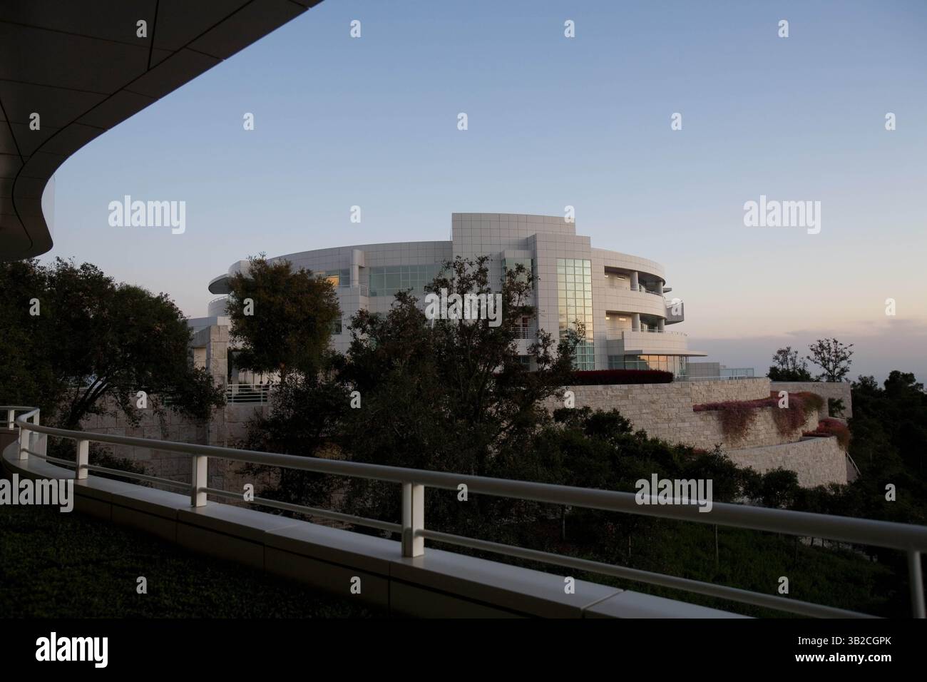 13 dicembre 2009 - Los Angeles, California, USA - Vista del Getty Research Institute al crepuscolo dal ristorante del Getty Center di Los Angeles. Il Getty Center, un suggestivo campus in cima a una collina progettato da Richard Meier, è stato inaugurato nel 1997 e serve un pubblico variegato attraverso mostre, conservazione, borse di studio, ricerca e programmi pubblici. (Immagine di credito: © Kayte Deioma/ZUMA Press) Foto Stock