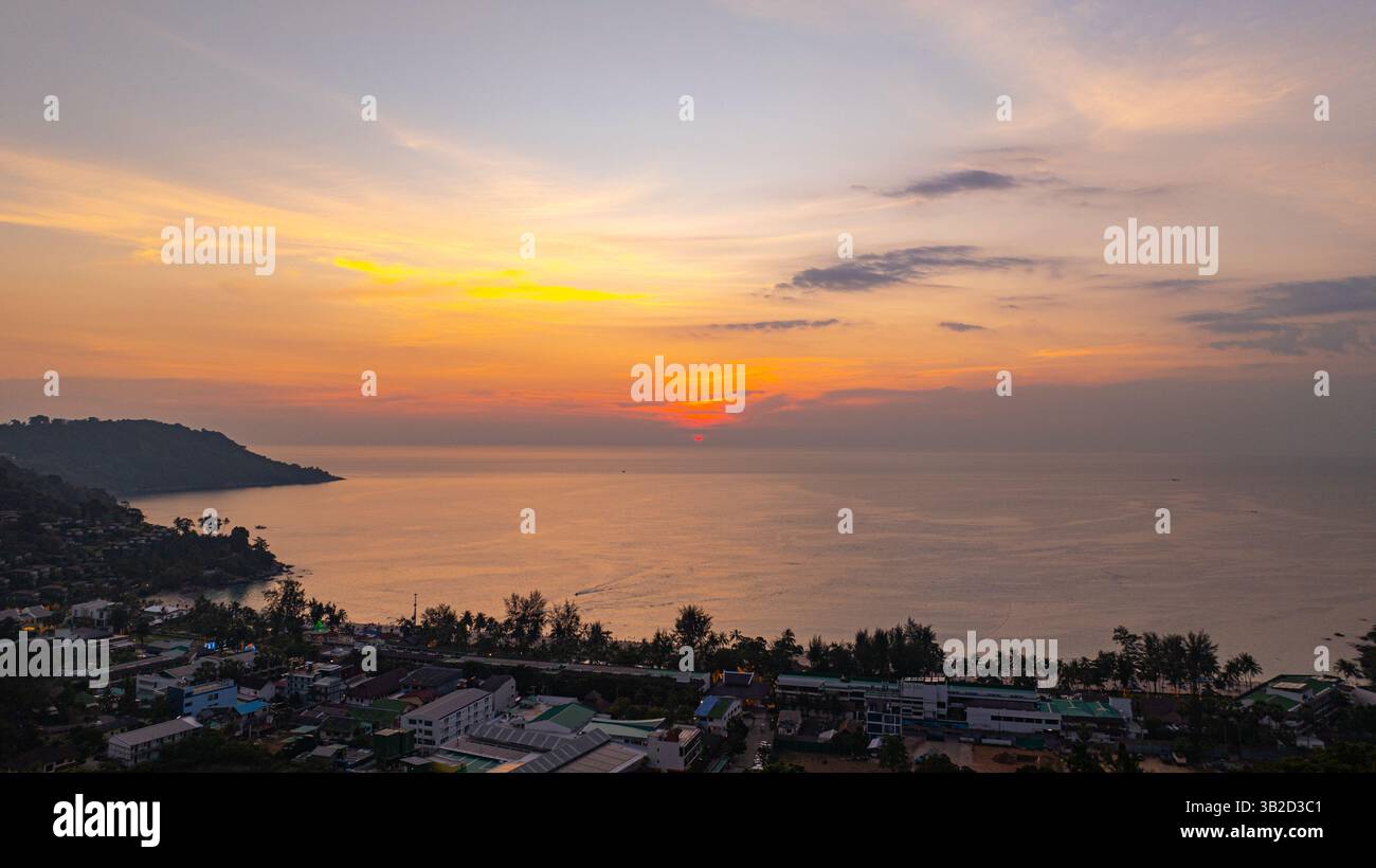 Una vista aerea mozzafiato di Kata Beach a Phuket, Thailandia, catturata durante il tramonto. L'immagine mostra la costa, le piccole isole, il lussureggiante hil verde Foto Stock