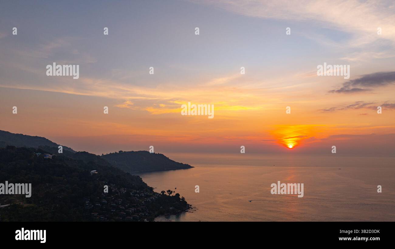 Una vista aerea mozzafiato di Kata Beach a Phuket, Thailandia, catturata durante il tramonto. L'immagine mostra la costa, le piccole isole, il lussureggiante hil verde Foto Stock