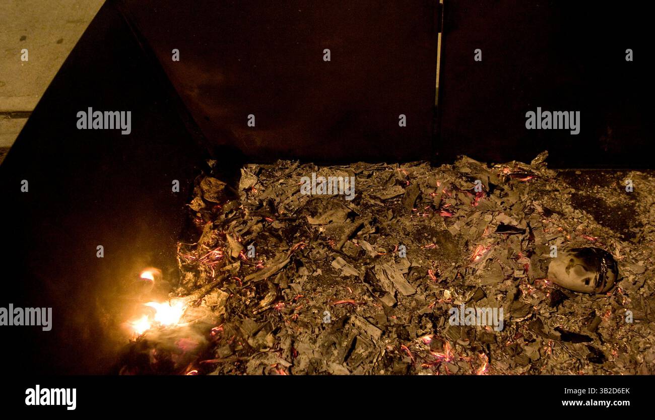 24 novembre 2009 - New York, New York, USA - 24 novembre 2009 - New York, New York, USA - rituale funerario cinese incendiato di un servitore simbolico che aiuterà il defunto nell'aldilà. (Immagine di credito: © John Marshall Mantel/ZUMApress.com) Foto Stock