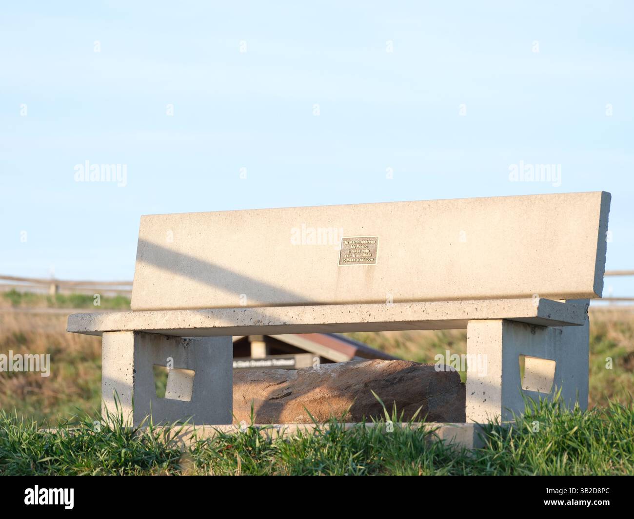 Un posto in cui fermarsi: Banco commemorativo all'alba Foto Stock