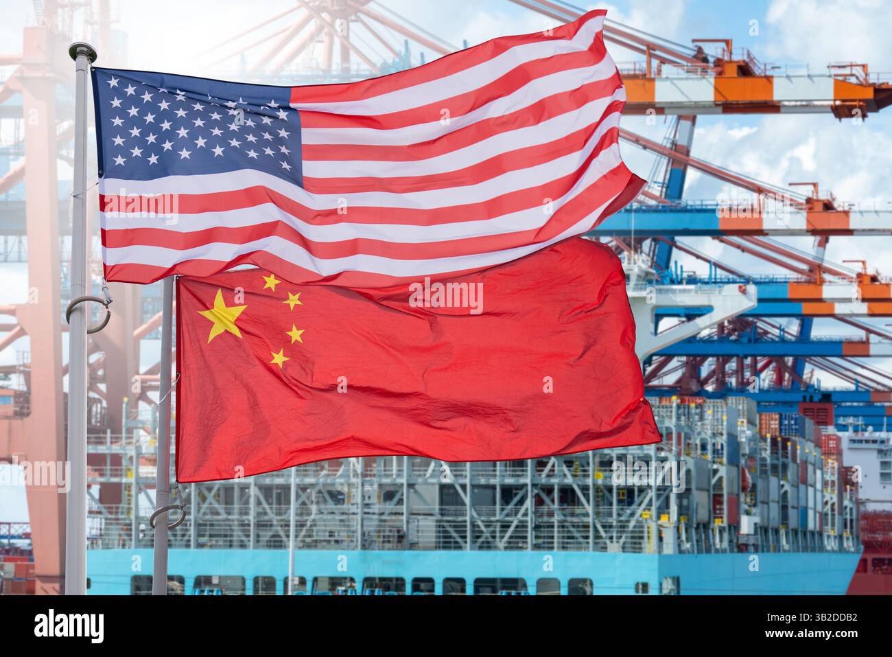 Bandiere americane e cinesi sullo sfondo della nave con container. Simbolo di guerra commerciale. Foto Stock