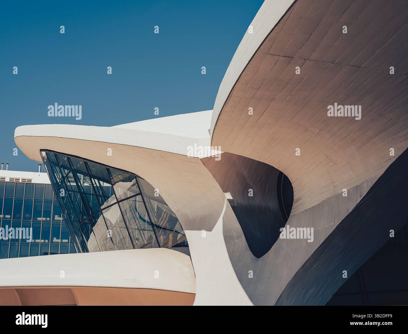 Vista ravvicinata del terminal dell'hotel TWA presso l'aeroporto JFK di New York City. Progettato dall'architetto Eero Saarinen. Foto Stock