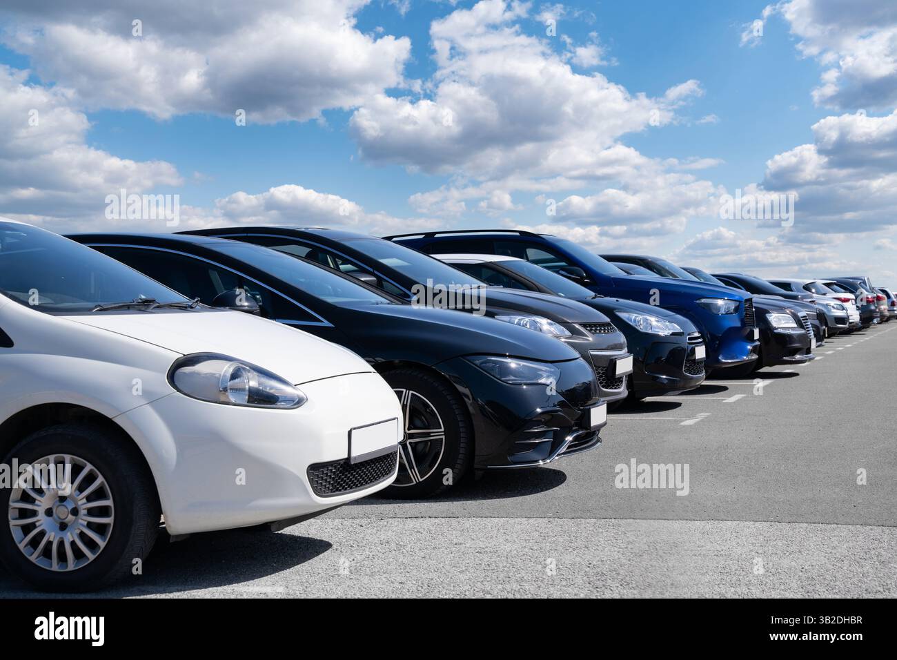 Molte auto in fila. Vendite di auto usate. Foto Stock