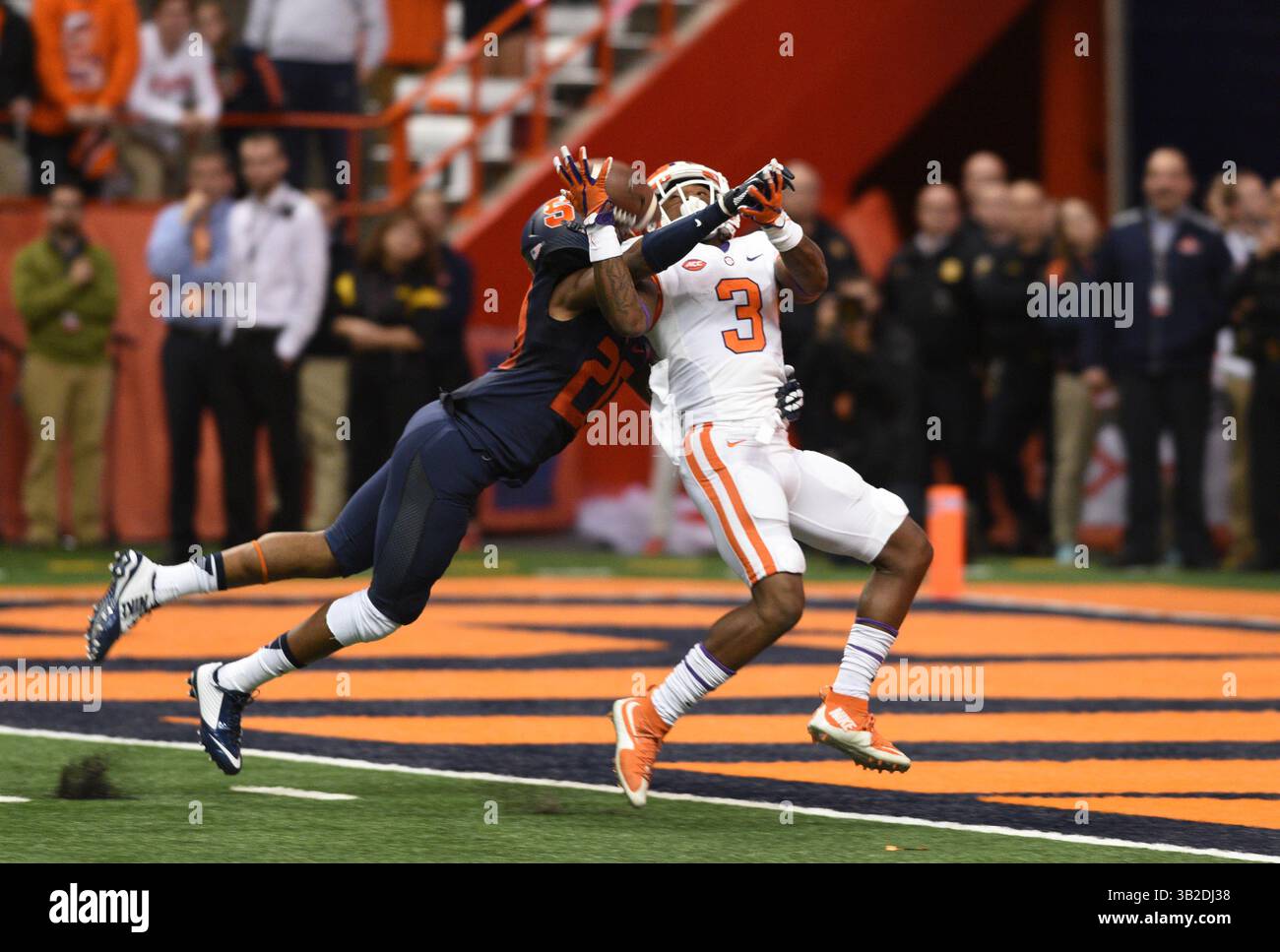 14 novembre 2015: Cordell Hudson (20) rompe un passaggio al running back della Syracuse University Ervin Philips (3) durante la seconda metà della partita, mentre Clemson sconfisse Syracuse 37-27 in un match ACC al Carrier Dome di Syracuse, New York. Foto di Alan Schwartz/Cal Sport Media (immagine di credito: © Alan Schwartz/CSM via ZUMA Wire) Foto Stock