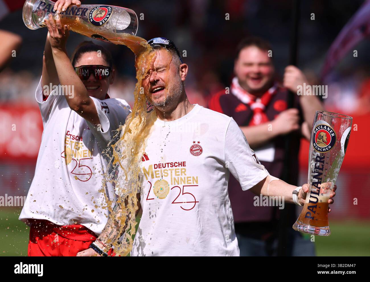 Weissbierdusche fŸr Alexander Straus allenatore del Bayern Muenchen von Sarah Zadrazil del Bayern Muenchen FC Bayern MŸnchen - SC Freiburg Fussball Frauen Google Pixel Bundesliga Saison 2024 / 2025 Campionato tedesco FC Bayern Muenchen Women © diebilderwelt / Alamy Stock Foto Stock