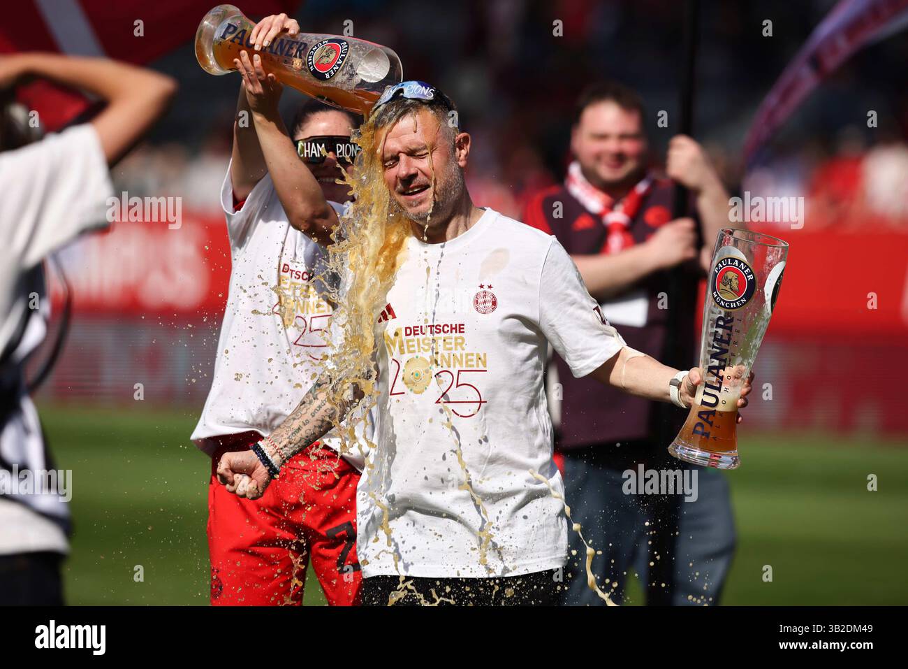 Weissbierdusche fŸr Alexander Straus allenatore del Bayern Muenchen von Sarah Zadrazil del Bayern Muenchen FC Bayern MŸnchen - SC Freiburg Fussball Frauen Google Pixel Bundesliga Saison 2024 / 2025 Campionato tedesco FC Bayern Muenchen Women © diebilderwelt / Alamy Stock Foto Stock