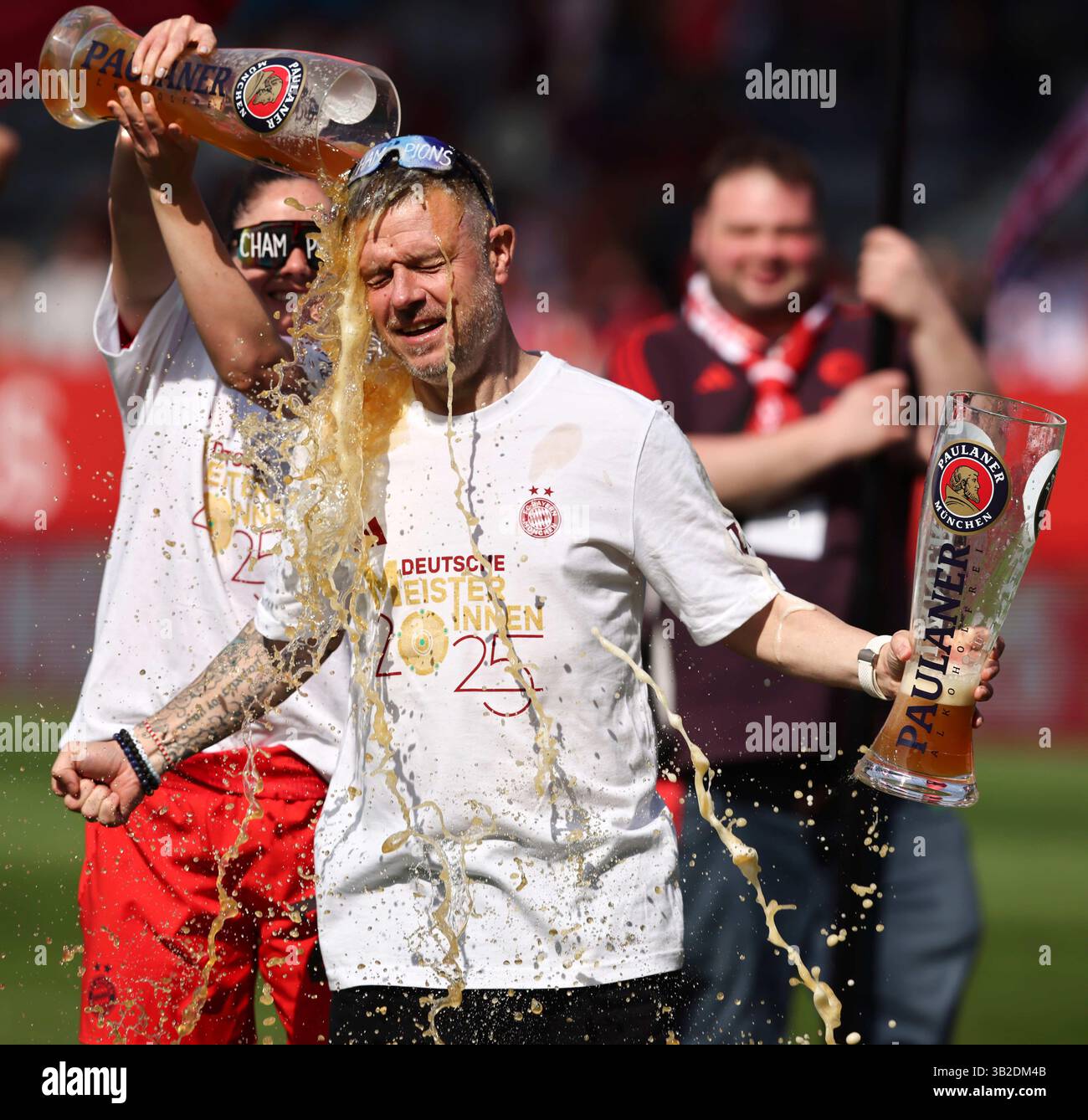 Weissbierdusche fŸr Alexander Straus allenatore del Bayern Muenchen von Sarah Zadrazil del Bayern Muenchen FC Bayern MŸnchen - SC Freiburg Fussball Frauen Google Pixel Bundesliga Saison 2024 / 2025 Campionato tedesco FC Bayern Muenchen Women © diebilderwelt / Alamy Stock Foto Stock