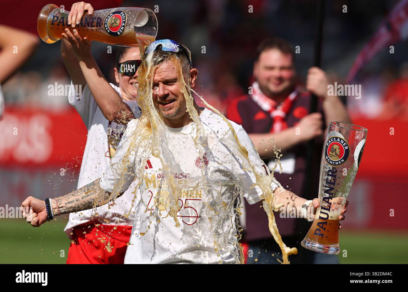 Weissbierdusche fŸr Alexander Straus allenatore del Bayern Muenchen von Sarah Zadrazil del Bayern Muenchen FC Bayern MŸnchen - SC Freiburg Fussball Frauen Google Pixel Bundesliga Saison 2024 / 2025 Campionato tedesco FC Bayern Muenchen Women © diebilderwelt / Alamy Stock Foto Stock