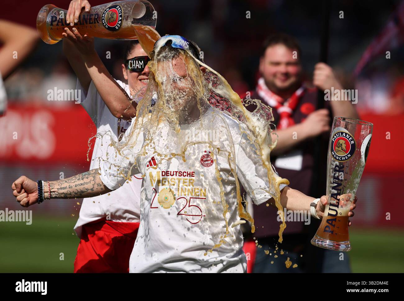 Weissbierdusche fŸr Alexander Straus allenatore del Bayern Muenchen von Sarah Zadrazil del Bayern Muenchen FC Bayern MŸnchen - SC Freiburg Fussball Frauen Google Pixel Bundesliga Saison 2024 / 2025 Campionato tedesco FC Bayern Muenchen Women © diebilderwelt / Alamy Stock Foto Stock