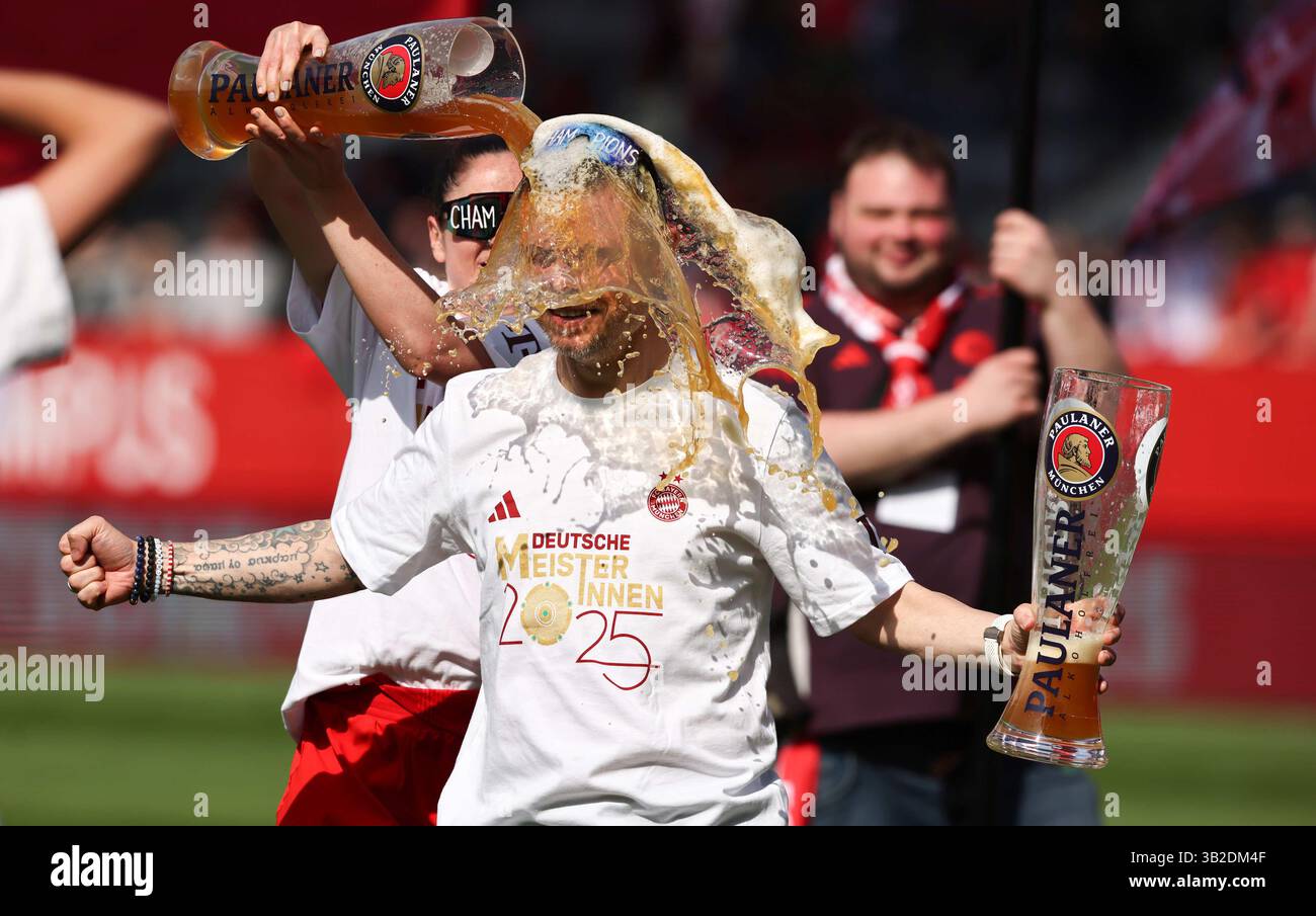 Weissbierdusche fŸr Alexander Straus allenatore del Bayern Muenchen von Sarah Zadrazil del Bayern Muenchen FC Bayern MŸnchen - SC Freiburg Fussball Frauen Google Pixel Bundesliga Saison 2024 / 2025 Campionato tedesco FC Bayern Muenchen Women © diebilderwelt / Alamy Stock Foto Stock