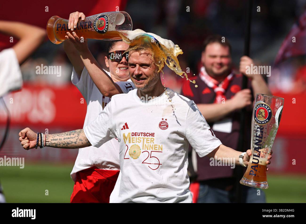 Weissbierdusche fŸr Alexander Straus allenatore del Bayern Muenchen von Sarah Zadrazil del Bayern Muenchen FC Bayern MŸnchen - SC Freiburg Fussball Frauen Google Pixel Bundesliga Saison 2024 / 2025 Campionato tedesco FC Bayern Muenchen Women © diebilderwelt / Alamy Stock Foto Stock