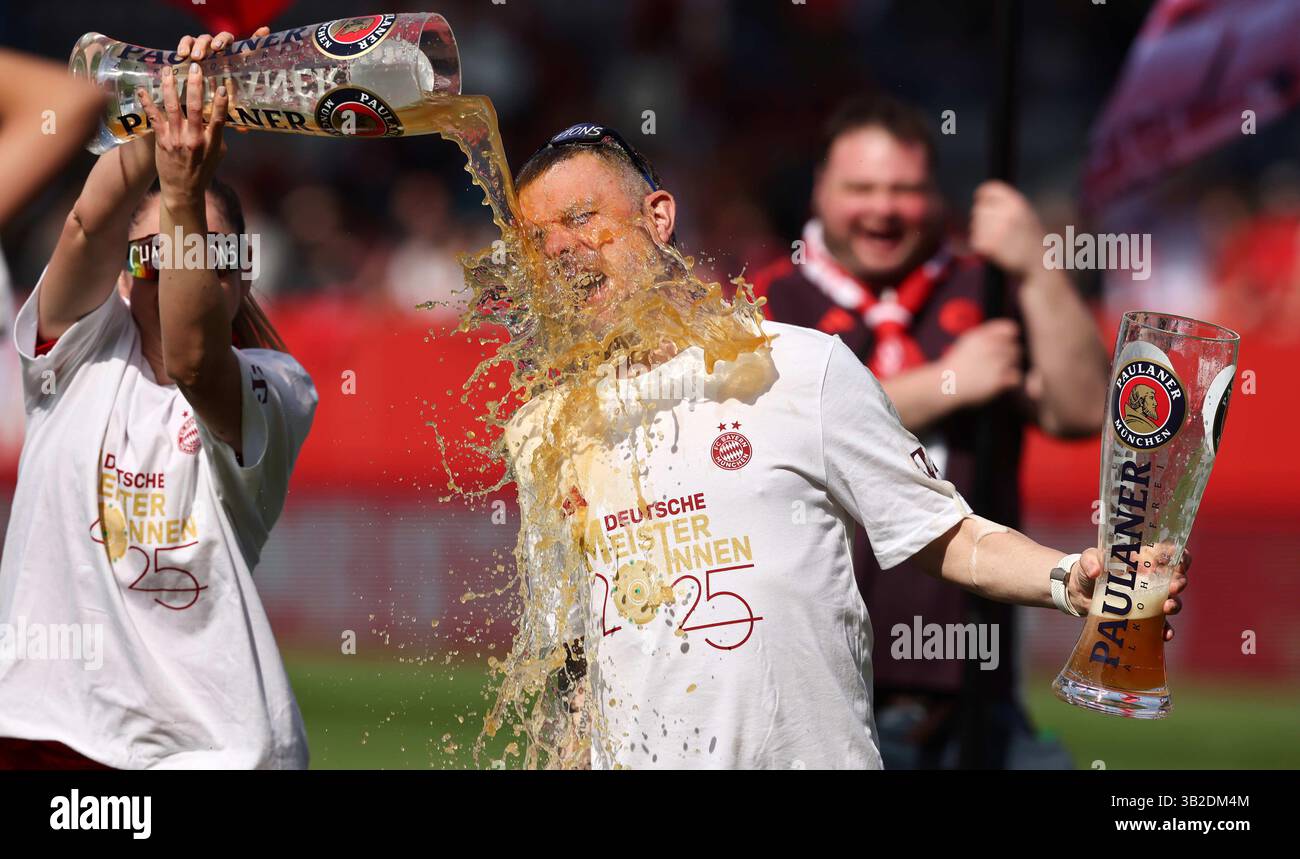 Feiern Die deutsche Meisterschaft mit Paulaner Bier Bierdusche fŸr Alexander Straus allenatore del Bayern Muenchen von Sarah Zadrazil del Bayern Muenchen FC Bayern MŸnchen - SC Freiburg 3:1 FC Bayern MŸnchen deutscher Fussball Meister 2024 2025 Fussball Frauen Google Pixel Bundesliga Saison 2024 / 2025 Campionato tedesco FC Bayern Muenchen Women © Aldiederwelt / Aldiederwelt Foto Stock