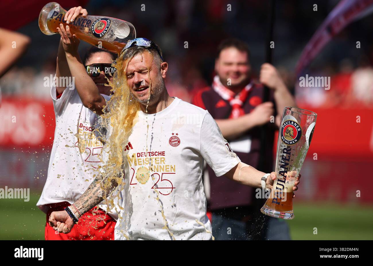 Feiern Die deutsche Meisterschaft mit Paulaner Bier Bierdusche fŸr Alexander Straus allenatore del Bayern Muenchen von Sarah Zadrazil del Bayern Muenchen FC Bayern MŸnchen - SC Freiburg 3:1 FC Bayern MŸnchen deutscher Fussball Meister 2024 2025 Fussball Frauen Google Pixel Bundesliga Saison 2024 / 2025 Campionato tedesco FC Bayern Muenchen Women © Aldiederwelt / Aldiederwelt Foto Stock