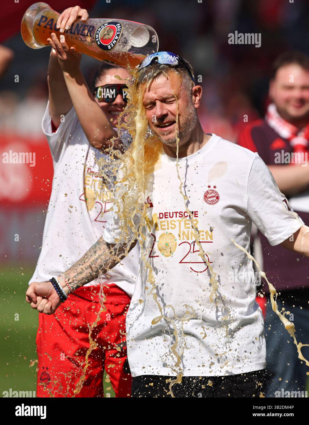 Feiern Die deutsche Meisterschaft mit Paulaner Bier Bierdusche fŸr Alexander Straus allenatore del Bayern Muenchen von Sarah Zadrazil del Bayern Muenchen FC Bayern MŸnchen - SC Freiburg 3:1 FC Bayern MŸnchen deutscher Fussball Meister 2024 2025 Fussball Frauen Google Pixel Bundesliga Saison 2024 / 2025 Campionato tedesco FC Bayern Muenchen Women © Aldiederwelt / Aldiederwelt Foto Stock