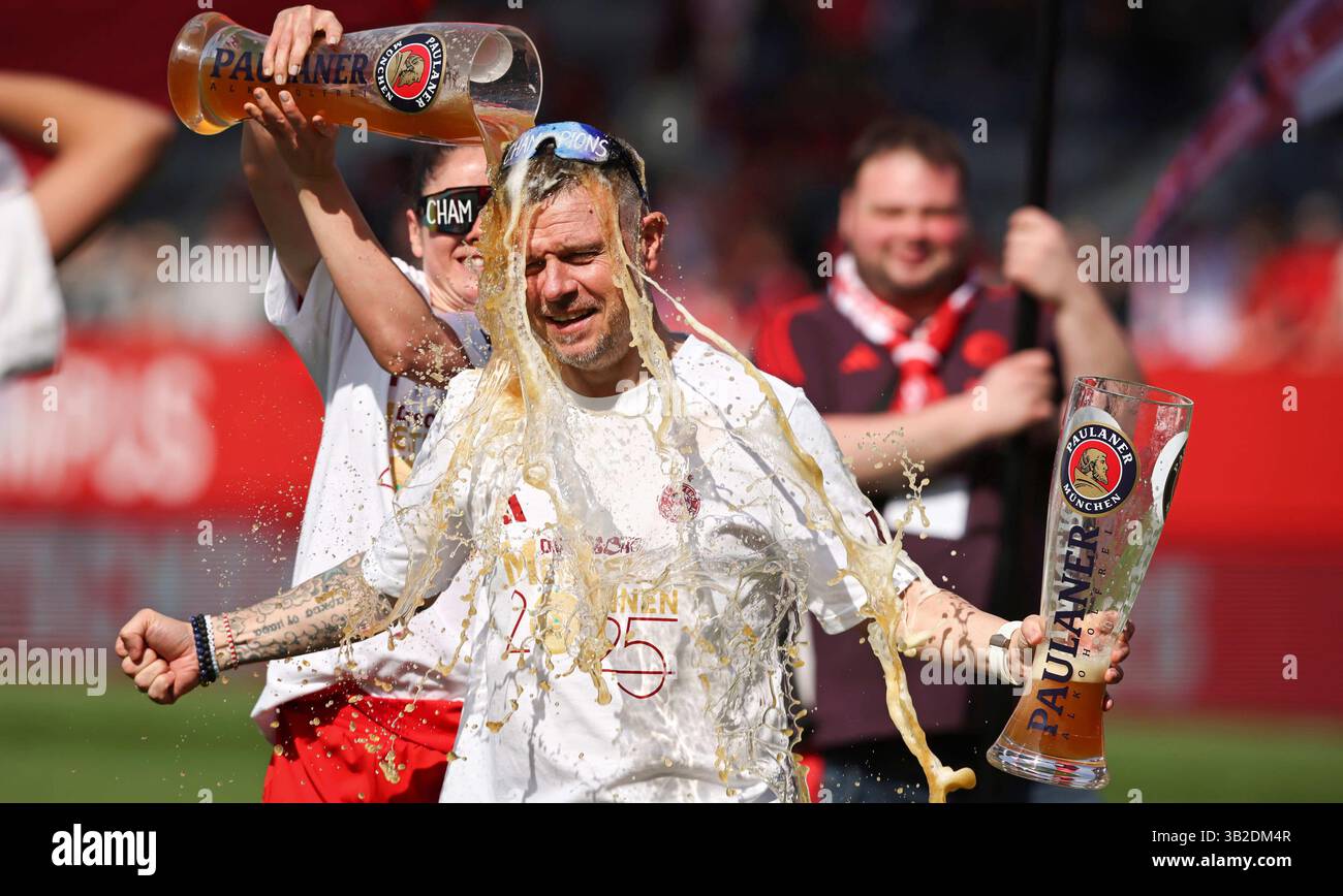 Feiern Die deutsche Meisterschaft mit Paulaner Bier Bierdusche fŸr Alexander Straus allenatore del Bayern Muenchen von Sarah Zadrazil del Bayern Muenchen FC Bayern MŸnchen - SC Freiburg 3:1 FC Bayern MŸnchen deutscher Fussball Meister 2024 2025 Fussball Frauen Google Pixel Bundesliga Saison 2024 / 2025 Campionato tedesco FC Bayern Muenchen Women © Aldiederwelt / Aldiederwelt Foto Stock