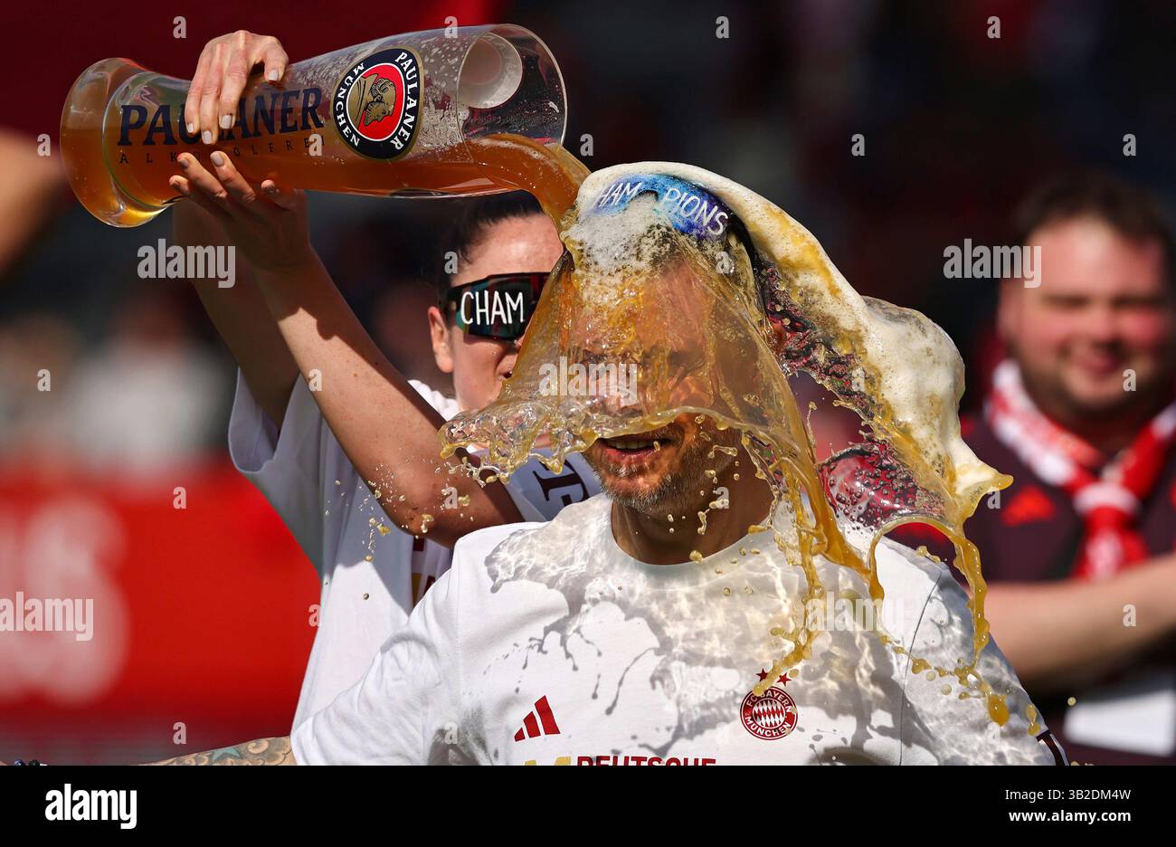 Feiern Die deutsche Meisterschaft mit Paulaner Bier Bierdusche fŸr Alexander Straus allenatore del Bayern Muenchen von Sarah Zadrazil del Bayern Muenchen FC Bayern MŸnchen - SC Freiburg 3:1 FC Bayern MŸnchen deutscher Fussball Meister 2024 2025 Fussball Frauen Google Pixel Bundesliga Saison 2024 / 2025 Campionato tedesco FC Bayern Muenchen Women © Aldiederwelt / Aldiederwelt Foto Stock