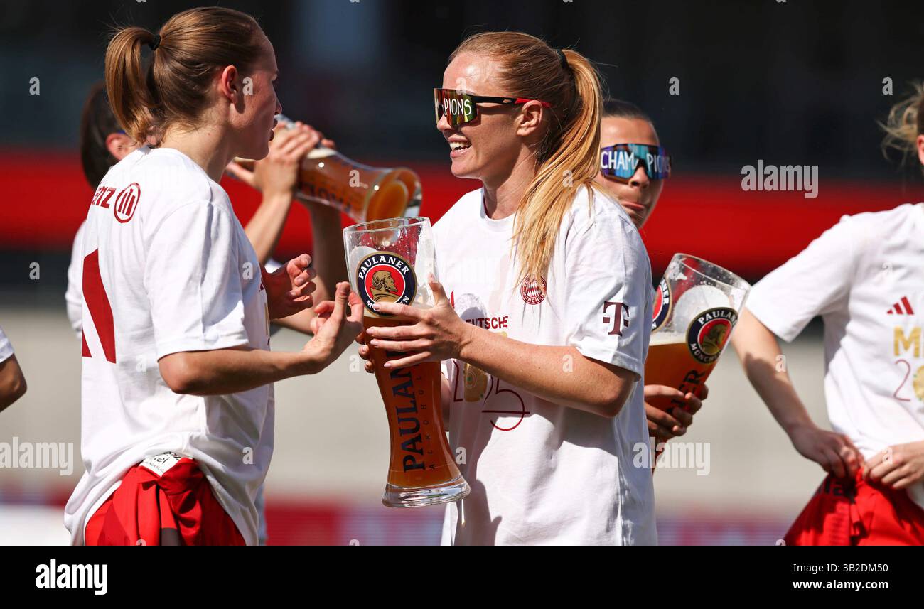 Feiern Die deutsche Meisterschaft mit Paulaner Bier Glodis Perla Viggosdottir del Bayern Muenchen von Jovana Damnjanovic del Bayern Muenchen FC Bayern MŸnchen - SC Freiburg 3:1 FC Bayern MŸnchen deutscher Fussball Meister 2024 2025 Fussball Frauen Google Pixel Bundesliga Saison 2024 / 2025 Campionato tedesco Bayern Mussball Meister / Alderwelt Foto Stock