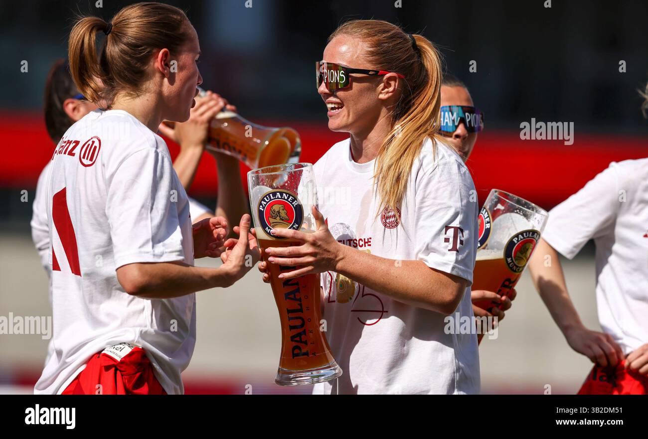 Feiern Die deutsche Meisterschaft mit Paulaner Bier Glodis Perla Viggosdottir del Bayern Muenchen von Jovana Damnjanovic del Bayern Muenchen FC Bayern MŸnchen - SC Freiburg 3:1 FC Bayern MŸnchen deutscher Fussball Meister 2024 2025 Fussball Frauen Google Pixel Bundesliga Saison 2024 / 2025 Campionato tedesco Bayern Mussball Meister / Alderwelt Foto Stock
