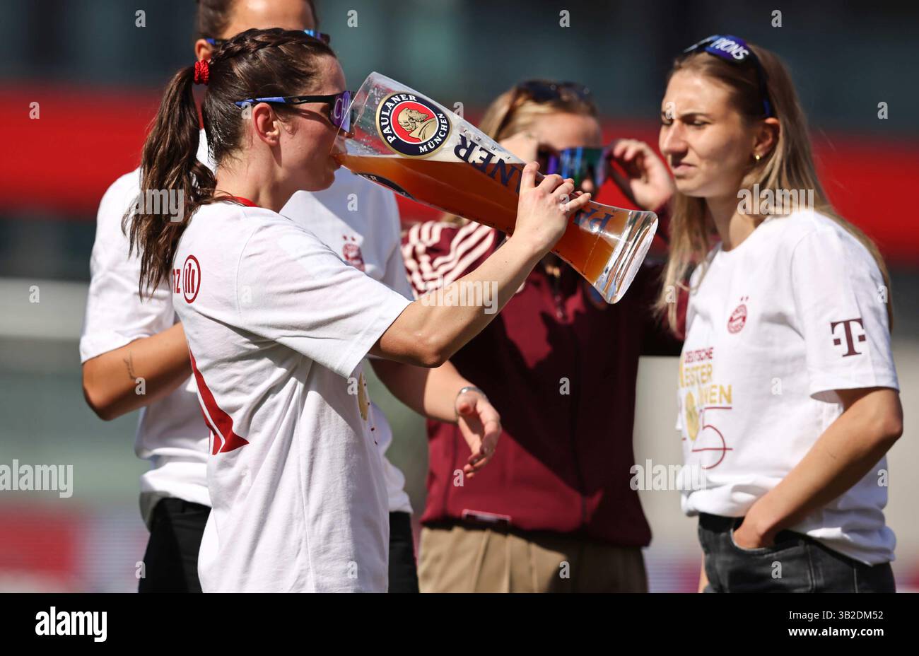 FC Bayern München - SC Freiburg 3:1 FC Bayern München deutscher Fussball Meister 2024 2025 Fussball Frauen Google Pixel Bundesliga Saison 2024 / 2025 Campionato tedesco FC Bayern Muenchen donne © diebilderwelt / Alamy Stock Foto Stock