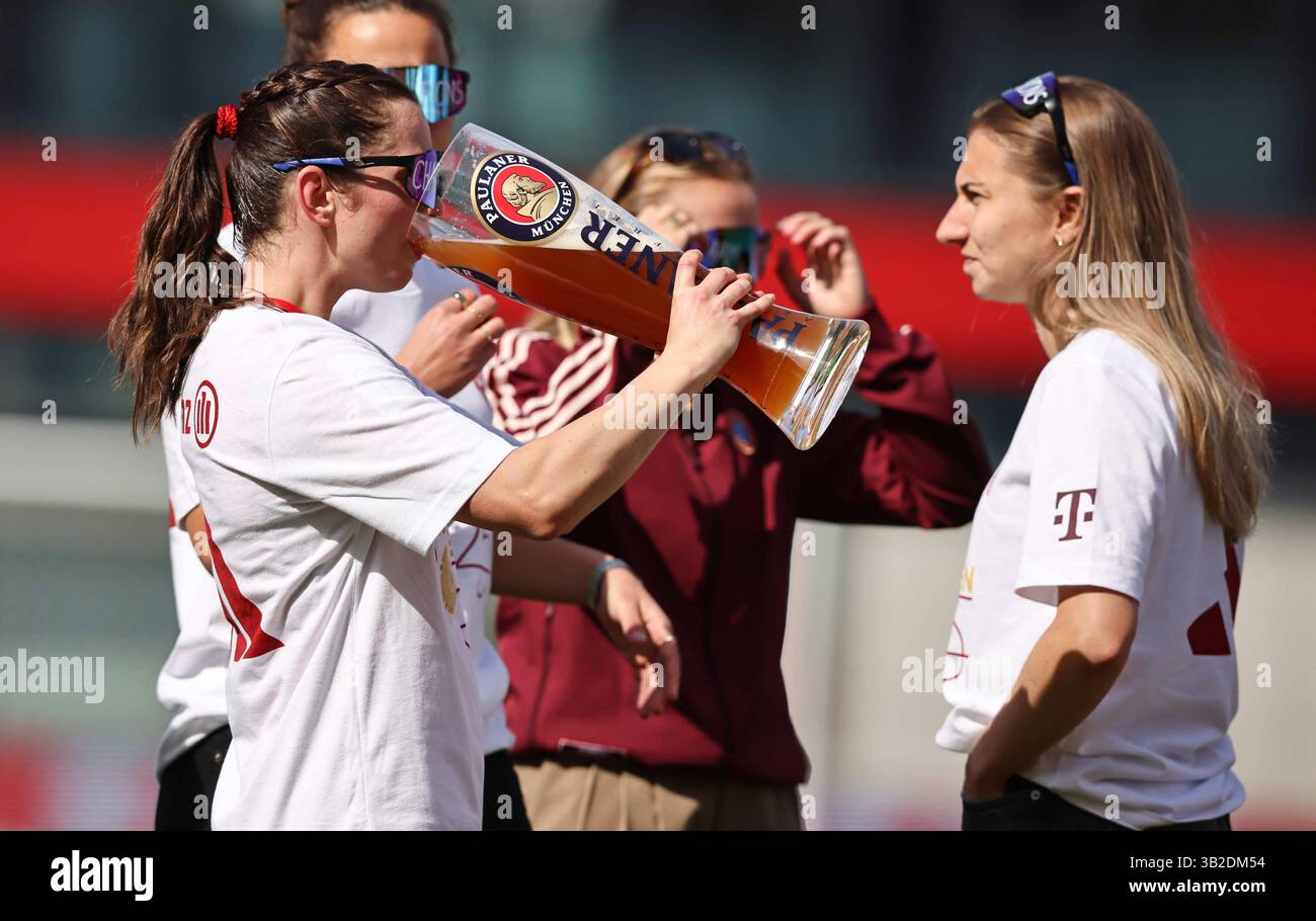FC Bayern München - SC Freiburg 3:1 FC Bayern München deutscher Fussball Meister 2024 2025 Fussball Frauen Google Pixel Bundesliga Saison 2024 / 2025 Campionato tedesco FC Bayern Muenchen donne © diebilderwelt / Alamy Stock Foto Stock