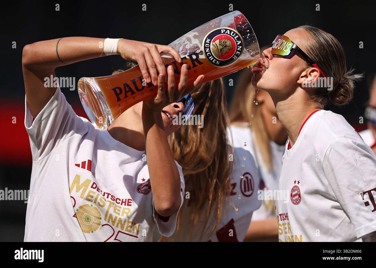 Feiern Die deutsche Meisterschaft mit Paulaner Bier Julia Zigiotti Olme del Bayern Muenchen mit Klara Buehl del Bayern Muenchen Muenchen von Jovana Damnjanovic del Bayern Muenchen FC Bayern MŸnchen - SC Freiburg 3:1 FC Bayern MŸnchen deutscher Fussball Meister 2024 2025 Fussball Frauen Google Pixel Bundesliga Bundesliga 2024 Aldern Germania Germania 2025 / Germania Foto Stock