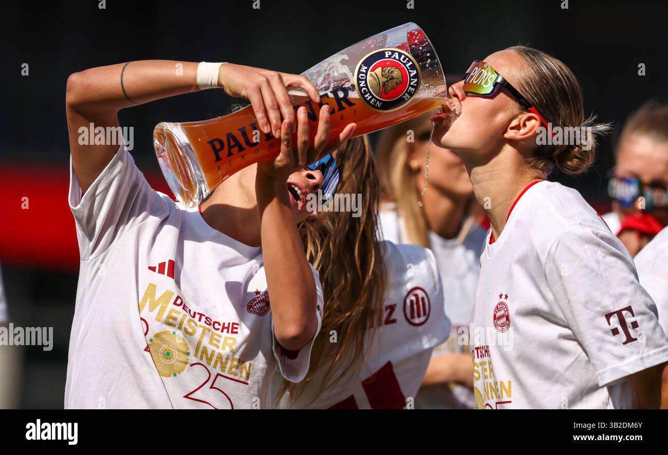 Feiern Die deutsche Meisterschaft mit Paulaner Bier Julia Zigiotti Olme del Bayern Muenchen mit Klara Buehl del Bayern Muenchen Muenchen von Jovana Damnjanovic del Bayern Muenchen FC Bayern MŸnchen - SC Freiburg 3:1 FC Bayern MŸnchen deutscher Fussball Meister 2024 2025 Fussball Frauen Google Pixel Bundesliga Bundesliga 2024 Aldern Germania Germania 2025 / Germania Foto Stock