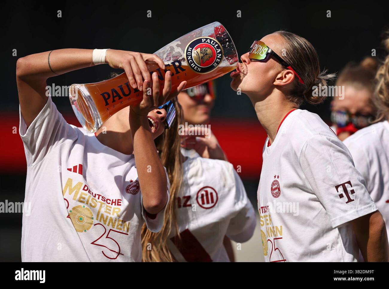 Feiern Die deutsche Meisterschaft mit Paulaner Bier Julia Zigiotti Olme del Bayern Muenchen mit Klara Buehl del Bayern Muenchen Muenchen von Jovana Damnjanovic del Bayern Muenchen FC Bayern MŸnchen - SC Freiburg 3:1 FC Bayern MŸnchen deutscher Fussball Meister 2024 2025 Fussball Frauen Google Pixel Bundesliga Bundesliga 2024 Aldern Germania Germania 2025 / Germania Foto Stock