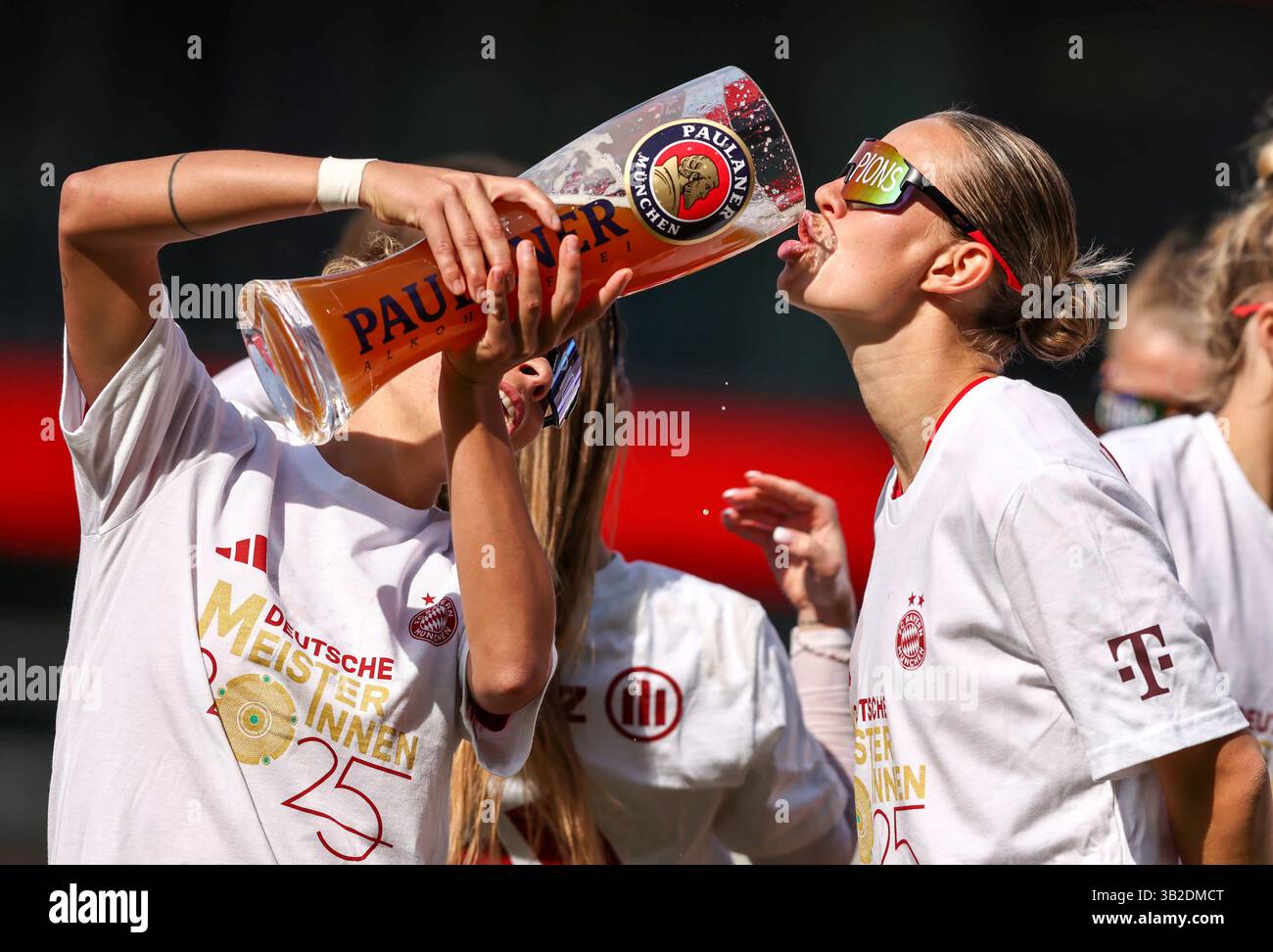 Feiern Die deutsche Meisterschaft mit Paulaner Bier Julia Zigiotti Olme del Bayern Muenchen mit Klara Buehl del Bayern Muenchen Muenchen von Jovana Damnjanovic del Bayern Muenchen FC Bayern MŸnchen - SC Freiburg 3:1 FC Bayern MŸnchen deutscher Fussball Meister 2024 2025 Fussball Frauen Google Pixel Bundesliga Bundesliga 2024 Aldern Germania Germania 2025 / Germania Foto Stock
