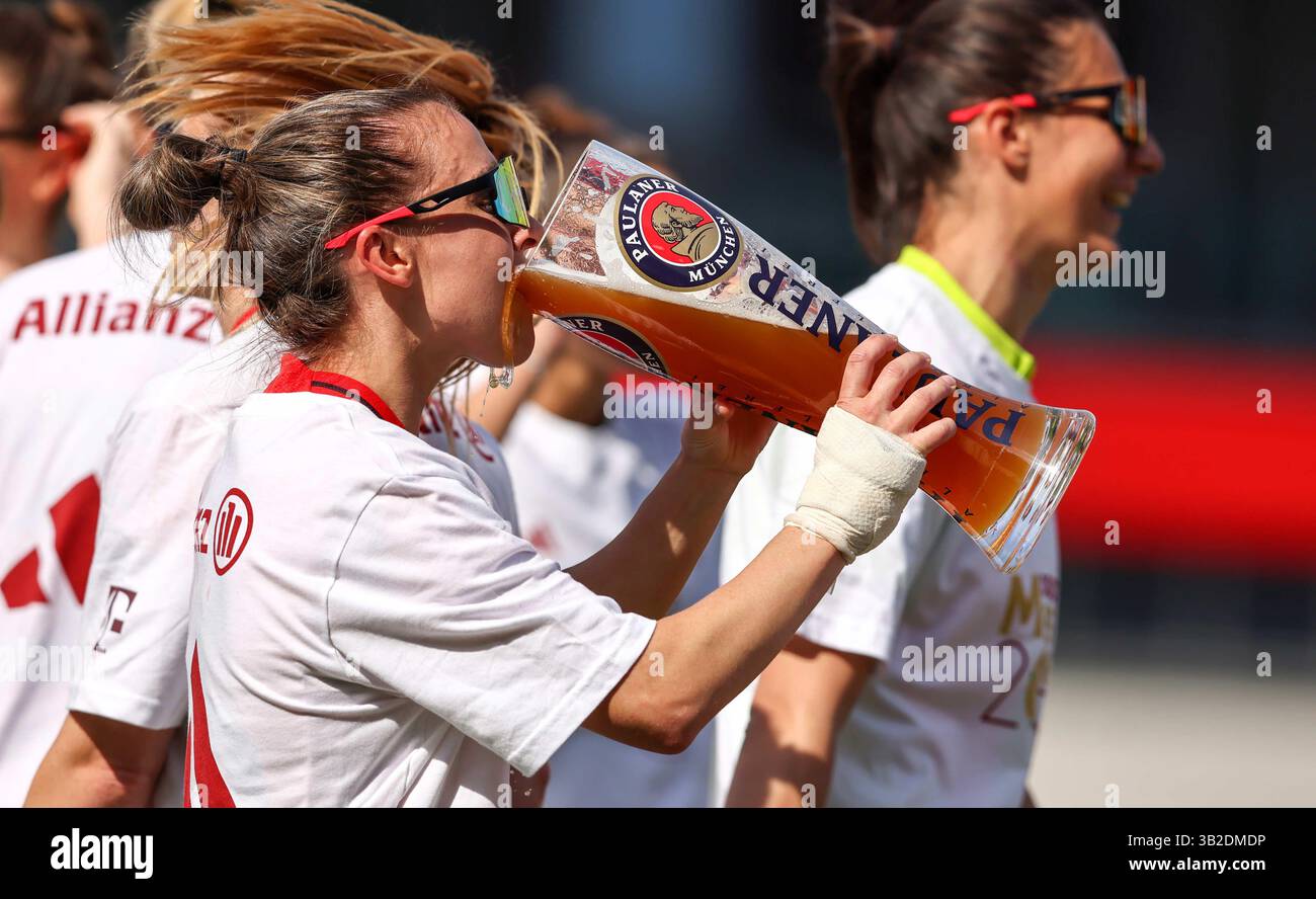Feiern die deutsche Meisterschaft mit Paulaner Bier Julia Zigiotti Olme del Bayern Muenchen Muenchen von Jovana Damnjanovic del Bayern Muenchen FC Bayern MŸnchen - SC Freiburg 3:1 FC Bayern MŸnchen deutscher Fussball Meister 2024 2025 Fussball Frauen Google Pixel Bundesliga Saison 2024 / 2025 Campionato tedesco FC Bayern Muenchen Women FC Bayern Muenchen Foto Stock