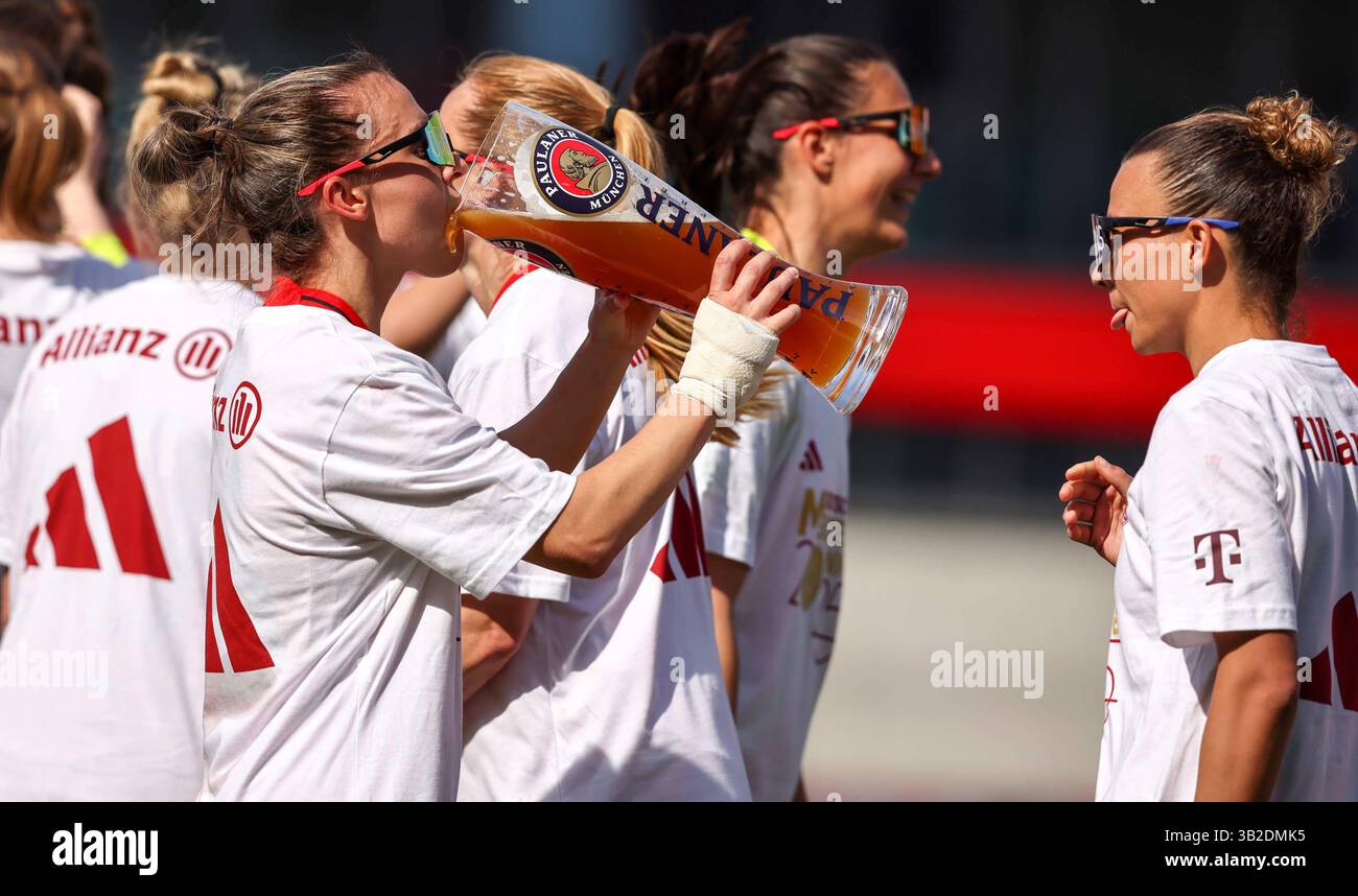 Feiern die deutsche Meisterschaft mit Paulaner Bier Julia Zigiotti Olme del Bayern Muenchen Muenchen von Jovana Damnjanovic del Bayern Muenchen FC Bayern MŸnchen - SC Freiburg 3:1 FC Bayern MŸnchen deutscher Fussball Meister 2024 2025 Fussball Frauen Google Pixel Bundesliga Saison 2024 / 2025 Campionato tedesco FC Bayern Muenchen Women FC Bayern Muenchen Foto Stock