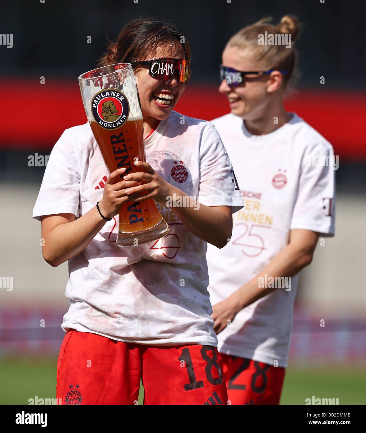 Feiern die deutsche Meisterschaft mit Paulaner Bier Momoko Tanikawa del Bayern Muenchen Muenchen von Jovana Damnjanovic del Bayern Muenchen FC Bayern MŸnchen - SC Freiburg 3:1 FC Bayern MŸnchen deutscher Fussball Meister 2024 2025 Fussball Frauen Google Pixel Bundesliga Saison 2024 / 2025 Campionato tedesco FC Bayern Muenchy Women© / Aldiederwelt Foto Stock