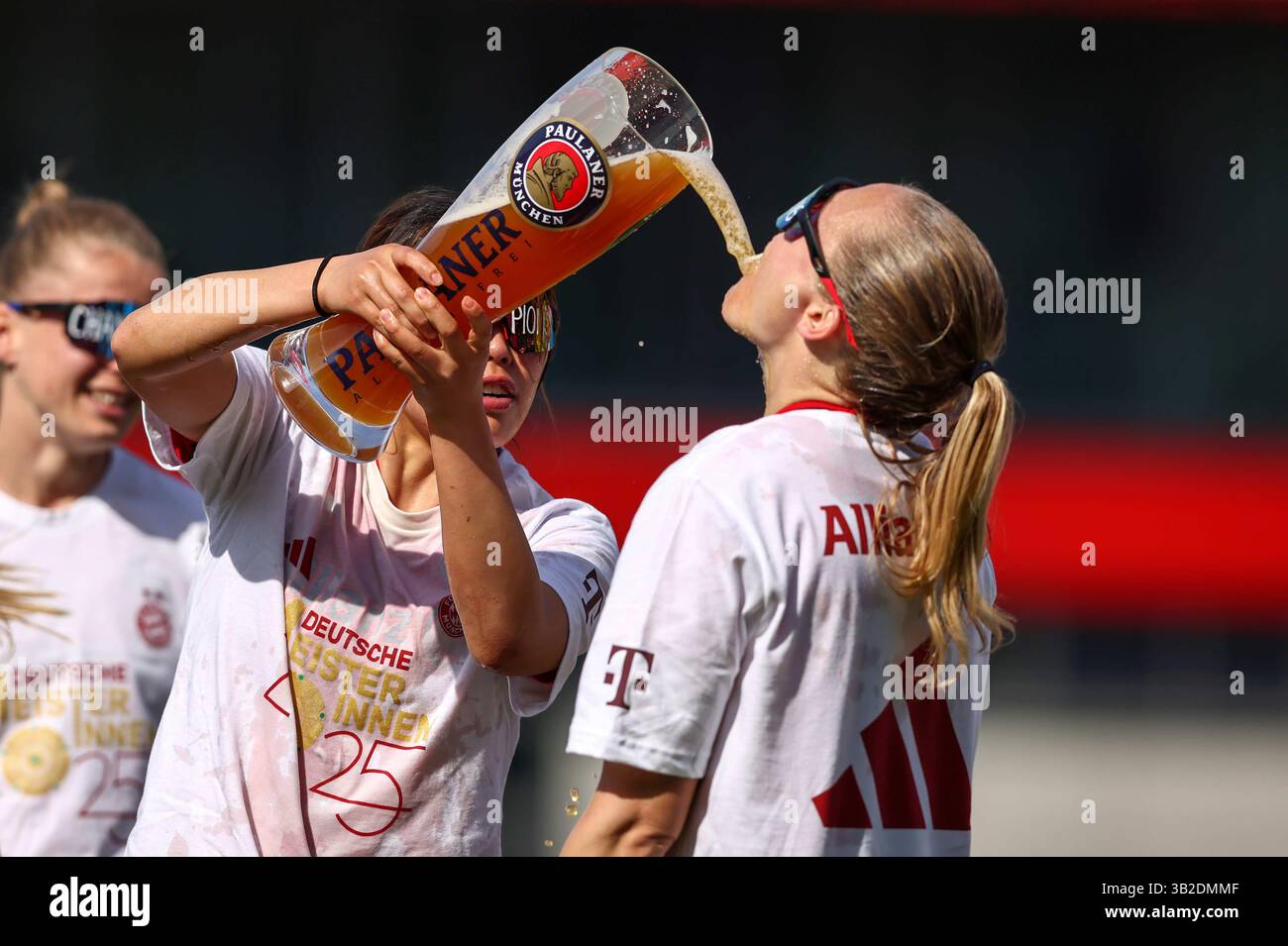 FC Bayern München - SC Freiburg 3:1 FC Bayern München deutscher Fussball Meister 2024 2025 Fussball Frauen Google Pixel Bundesliga Saison 2024 / 2025 Campionato tedesco FC Bayern Muenchen donne © diebilderwelt / Alamy Stock Foto Stock