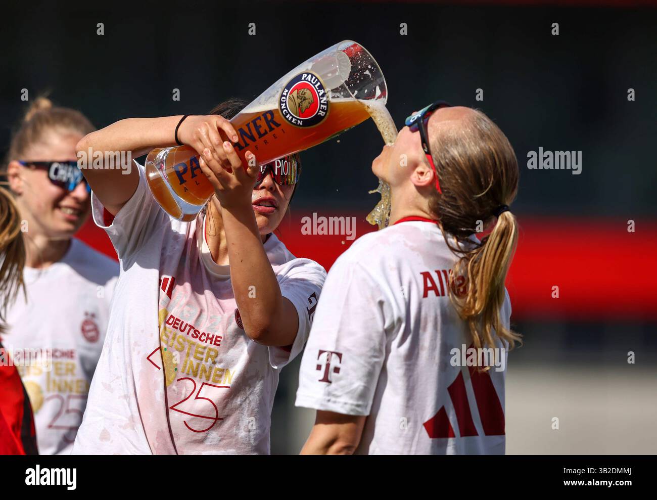 FC Bayern München - SC Freiburg 3:1 FC Bayern München deutscher Fussball Meister 2024 2025 Fussball Frauen Google Pixel Bundesliga Saison 2024 / 2025 Campionato tedesco FC Bayern Muenchen donne © diebilderwelt / Alamy Stock Foto Stock