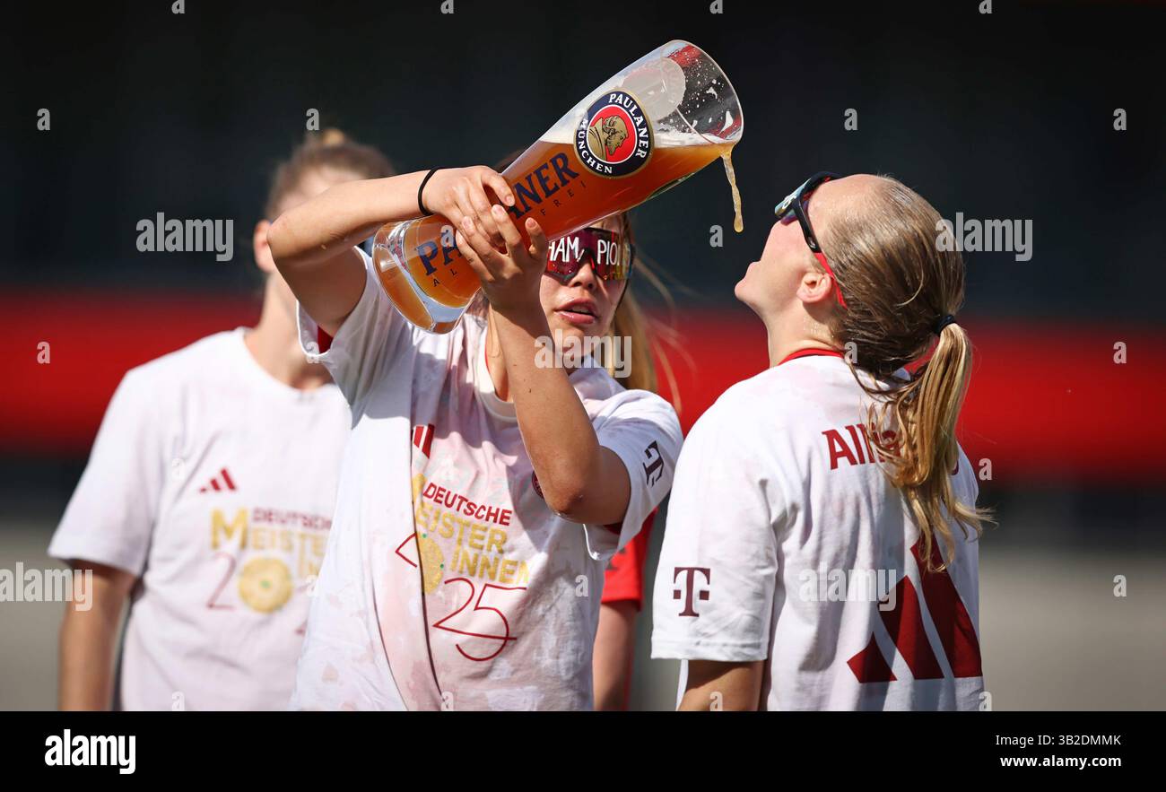 FC Bayern München - SC Freiburg 3:1 FC Bayern München deutscher Fussball Meister 2024 2025 Fussball Frauen Google Pixel Bundesliga Saison 2024 / 2025 Campionato tedesco FC Bayern Muenchen donne © diebilderwelt / Alamy Stock Foto Stock