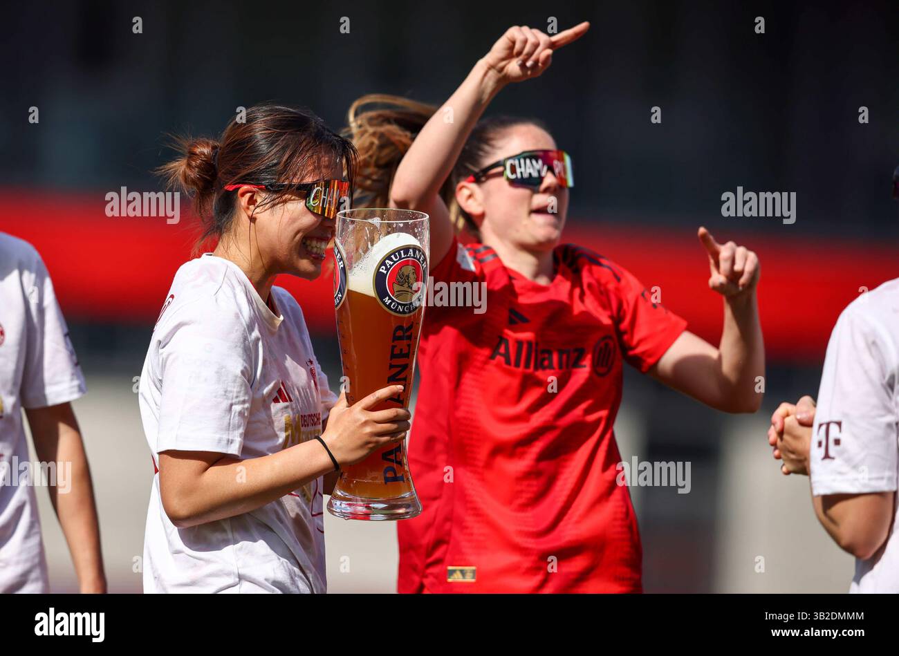 Feiern die deutsche Meisterschaft mit Paulaner Bier Momoko Tanikawa del Bayern Muenchen Muenchen von Jovana Damnjanovic del Bayern Muenchen FC Bayern MŸnchen - SC Freiburg 3:1 FC Bayern MŸnchen deutscher Fussball Meister 2024 2025 Fussball Frauen Google Pixel Bundesliga Saison 2024 / 2025 Campionato tedesco FC Bayern Muenchy Women© / Aldiederwelt Foto Stock