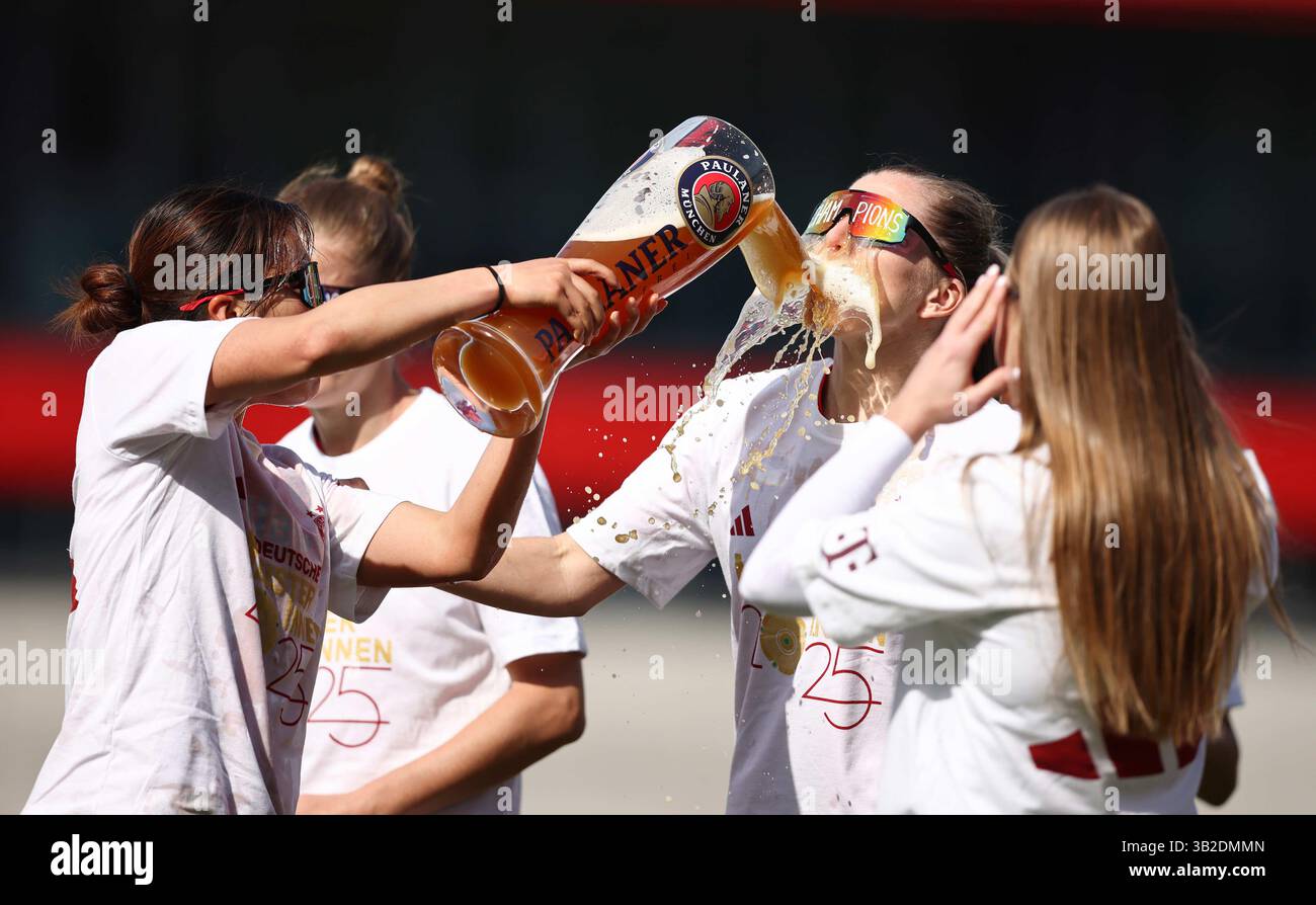 Feiern die deutsche Meisterschaft mit Paulaner Bier Momoko Tanikawa del Bayern Muenchen mit Linda Sembrant del Bayern Muenchen Muenchen von Jovana Damnjanovic del Bayern Muenchen FC Bayern MŸnchen - SC Freiburg 3:1 FC Bayern MŸnchen deutscher Fussball Meister 2024 2025 Fussball Frauen Google Pixel Bundesliga Bundesliga Bundesliga Aldern 2024 Germania / 2025 Foto Stock