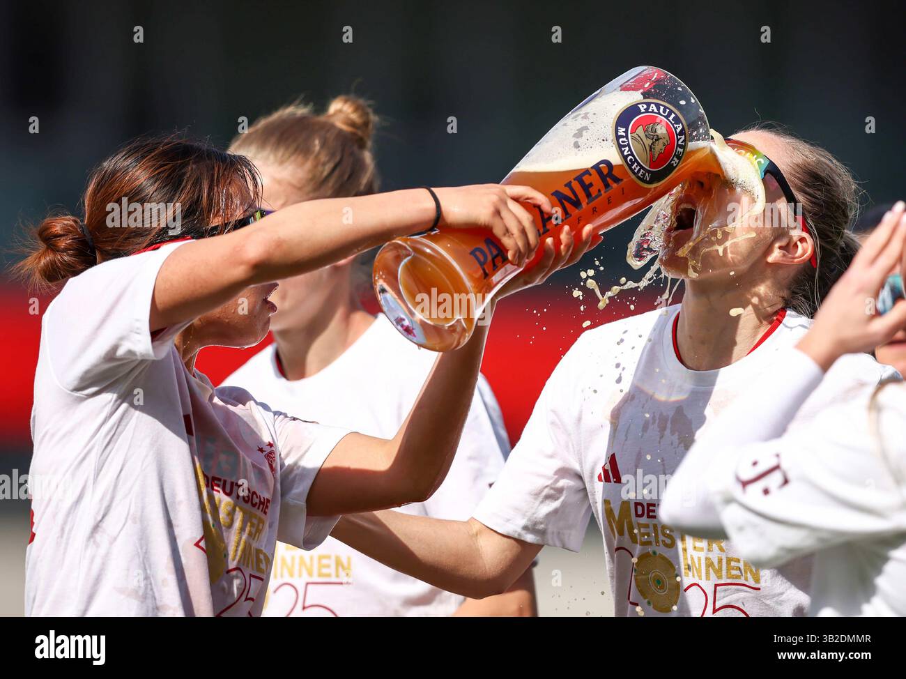 Feiern die deutsche Meisterschaft mit Paulaner Bier Momoko Tanikawa del Bayern Muenchen mit Linda Sembrant del Bayern Muenchen Muenchen von Jovana Damnjanovic del Bayern Muenchen FC Bayern MŸnchen - SC Freiburg 3:1 FC Bayern MŸnchen deutscher Fussball Meister 2024 2025 Fussball Frauen Google Pixel Bundesliga Bundesliga Bundesliga Aldern 2024 Germania / 2025 Foto Stock