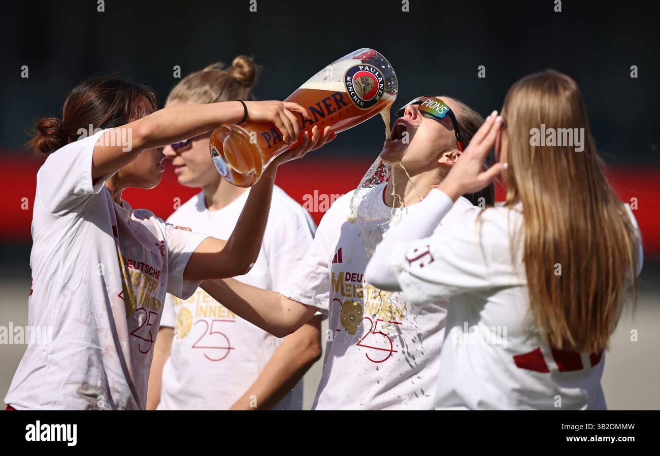 Feiern die deutsche Meisterschaft mit Paulaner Bier Momoko Tanikawa del Bayern Muenchen mit Linda Sembrant del Bayern Muenchen Muenchen von Jovana Damnjanovic del Bayern Muenchen FC Bayern MŸnchen - SC Freiburg 3:1 FC Bayern MŸnchen deutscher Fussball Meister 2024 2025 Fussball Frauen Google Pixel Bundesliga Bundesliga Bundesliga Aldern 2024 Germania / 2025 Foto Stock