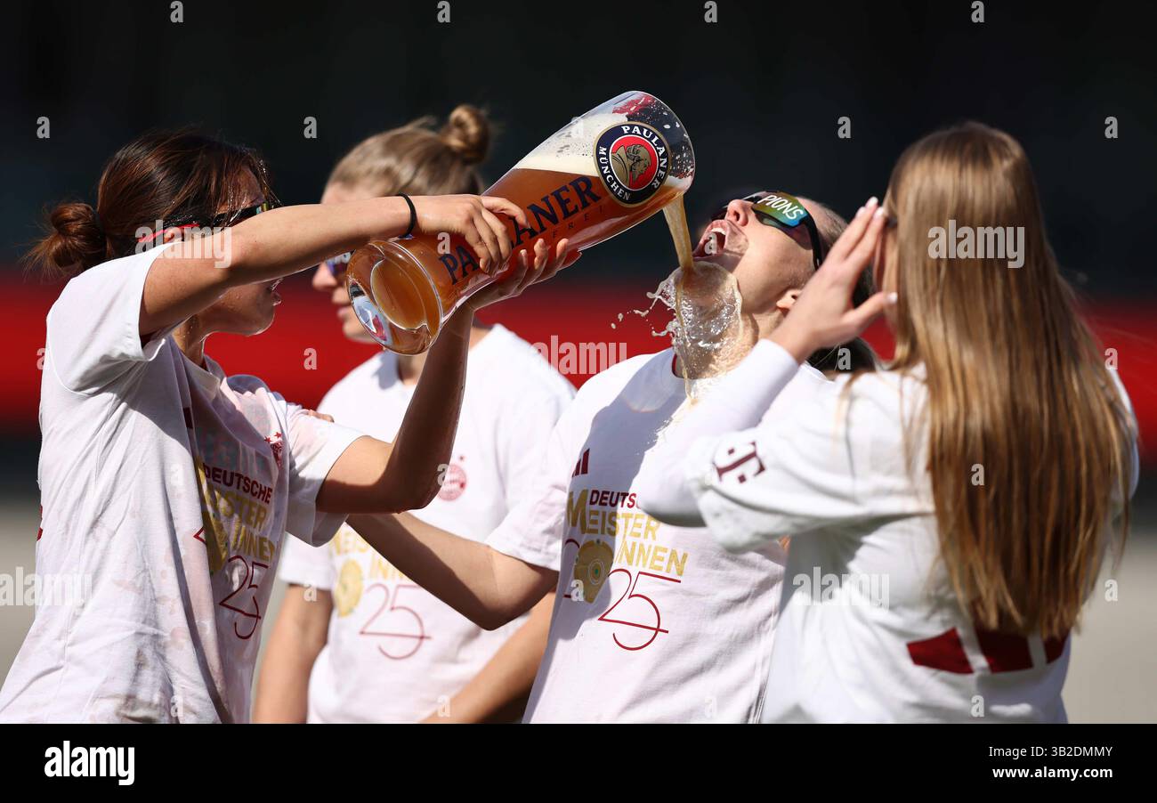 Feiern die deutsche Meisterschaft mit Paulaner Bier Momoko Tanikawa del Bayern Muenchen mit Linda Sembrant del Bayern Muenchen Muenchen von Jovana Damnjanovic del Bayern Muenchen FC Bayern MŸnchen - SC Freiburg 3:1 FC Bayern MŸnchen deutscher Fussball Meister 2024 2025 Fussball Frauen Google Pixel Bundesliga Bundesliga Bundesliga Aldern 2024 Germania / 2025 Foto Stock