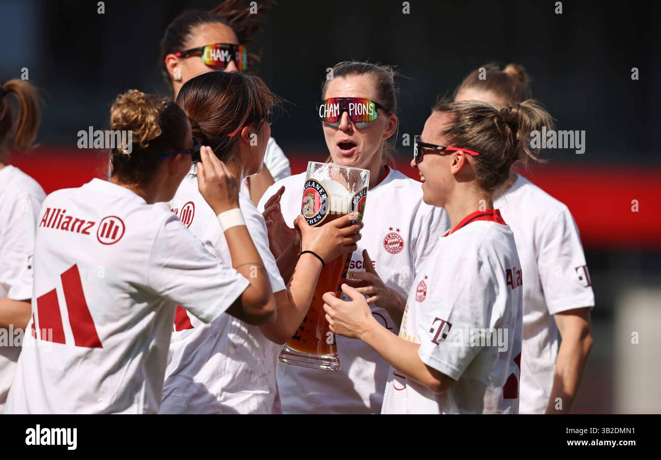 FC Bayern München - SC Freiburg 3:1 FC Bayern München deutscher Fussball Meister 2024 2025 Fussball Frauen Google Pixel Bundesliga Saison 2024 / 2025 Campionato tedesco FC Bayern Muenchen donne © diebilderwelt / Alamy Stock Foto Stock