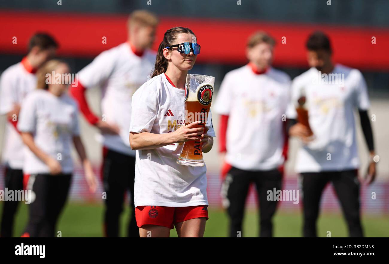 FC Bayern München - SC Freiburg 3:1 FC Bayern München deutscher Fussball Meister 2024 2025 Fussball Frauen Google Pixel Bundesliga Saison 2024 / 2025 Campionato tedesco FC Bayern Muenchen donne © diebilderwelt / Alamy Stock Foto Stock