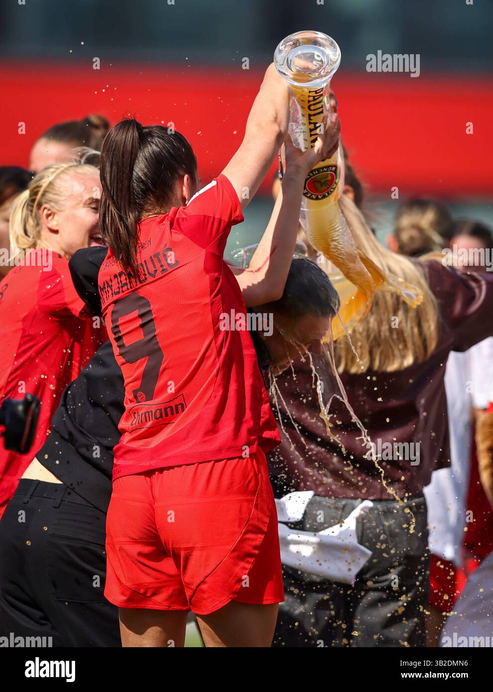 Feiern Die deutsche Meisterschaft mit Paulaner Bier Bierdusche fŸr Alexander Straus allenatore del Bayern Muenchen von Jovana Damnjanovic del Bayern Muenchen FC Bayern MŸnchen - SC Freiburg 3:1 FC Bayern MŸnchen deutscher Fussball Meister 2024 2025 Fussball Frauen Google Pixel Bundesliga Saison 2024 / 2025 Campionato tedesco FC Bayern Muenchy Women welt © / AldiedereStock Foto Stock