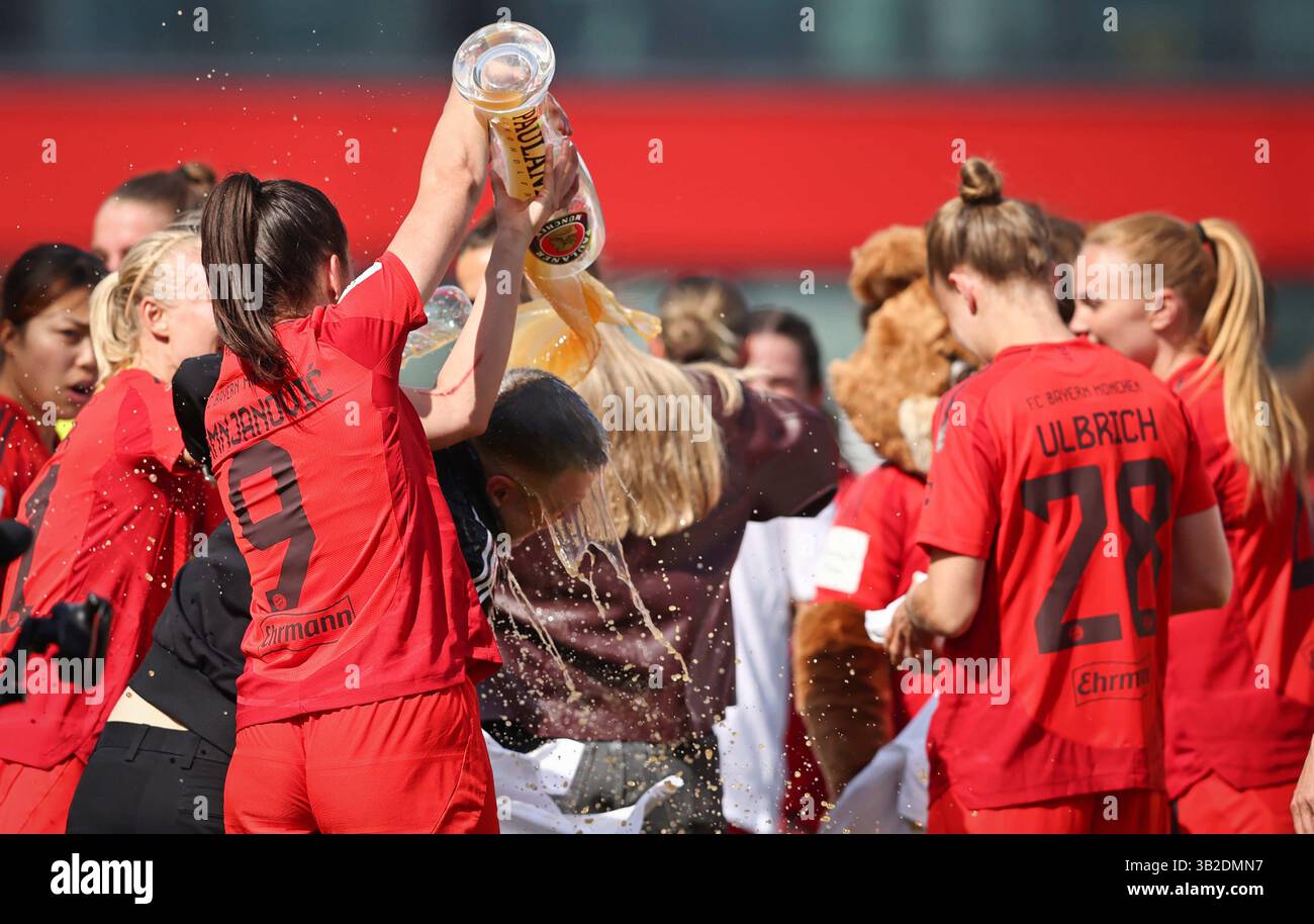 Feiern Die deutsche Meisterschaft mit Paulaner Bier Bierdusche fŸr Alexander Straus allenatore del Bayern Muenchen von Jovana Damnjanovic del Bayern Muenchen FC Bayern MŸnchen - SC Freiburg 3:1 FC Bayern MŸnchen deutscher Fussball Meister 2024 2025 Fussball Frauen Google Pixel Bundesliga Saison 2024 / 2025 Campionato tedesco FC Bayern Muenchy Women welt © / AldiedereStock Foto Stock
