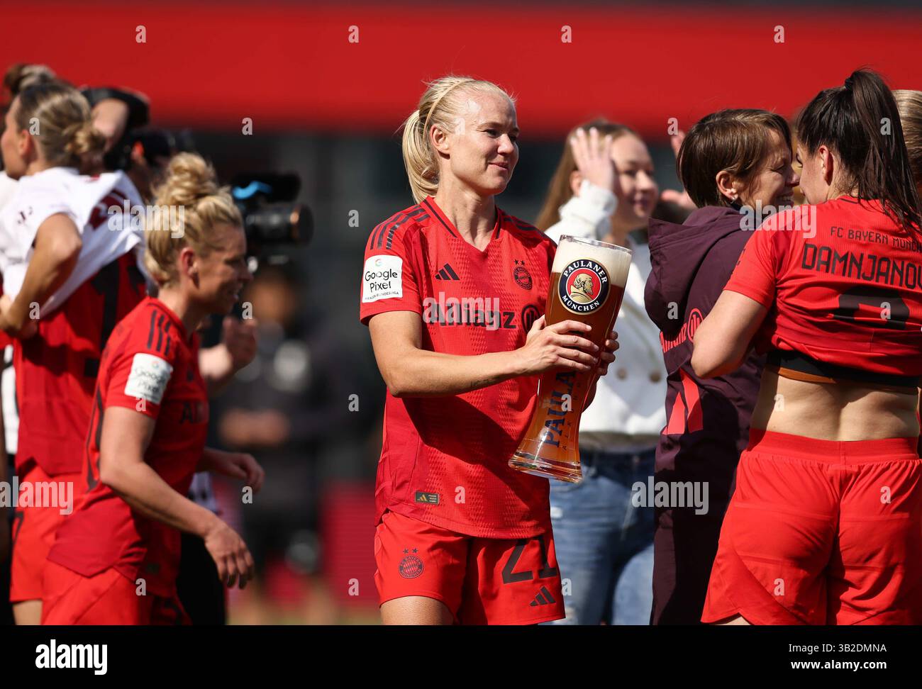 Feiern die deutsche Meisterschaft mit Paulaner Bier Pernille Harder del Bayern Muenchen FC Bayern MŸnchen - SC Freiburg 3:1 FC Bayern MŸnchen deutscher Fussball Meister 2024 2025 Fussball Frauen Google Pixel Bundesliga Saison 2024 / 2025 Campionato tedesco FC Bayern Muenchen Women © diebilderwelt / Alamy Stock Foto Stock