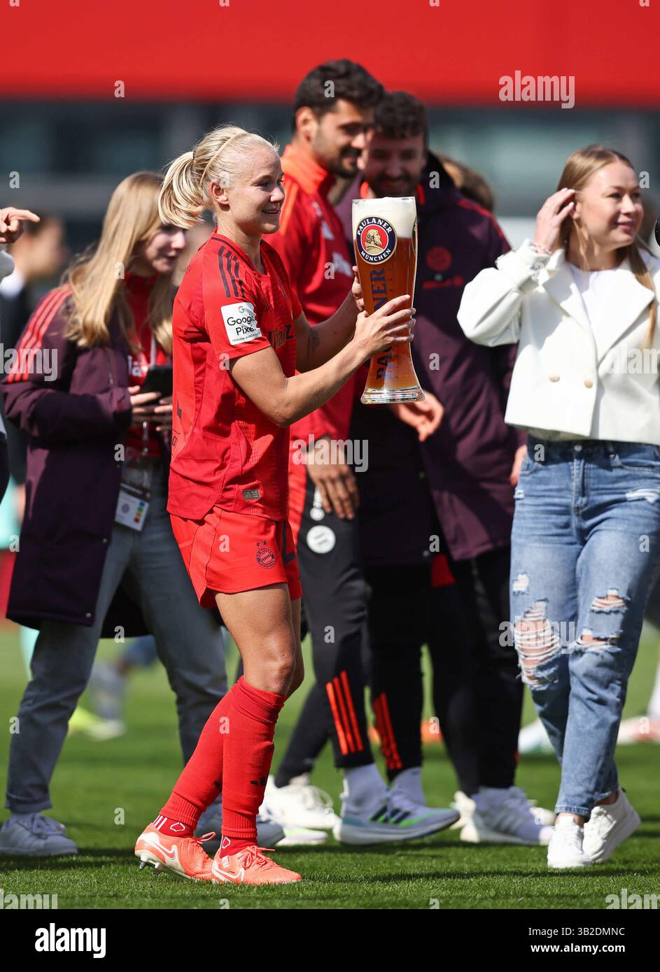 Feiern die deutsche Meisterschaft mit Paulaner Bier Pernille Harder del Bayern Muenchen FC Bayern MŸnchen - SC Freiburg 3:1 FC Bayern MŸnchen deutscher Fussball Meister 2024 2025 Fussball Frauen Google Pixel Bundesliga Saison 2024 / 2025 Campionato tedesco FC Bayern Muenchen Women © diebilderwelt / Alamy Stock Foto Stock