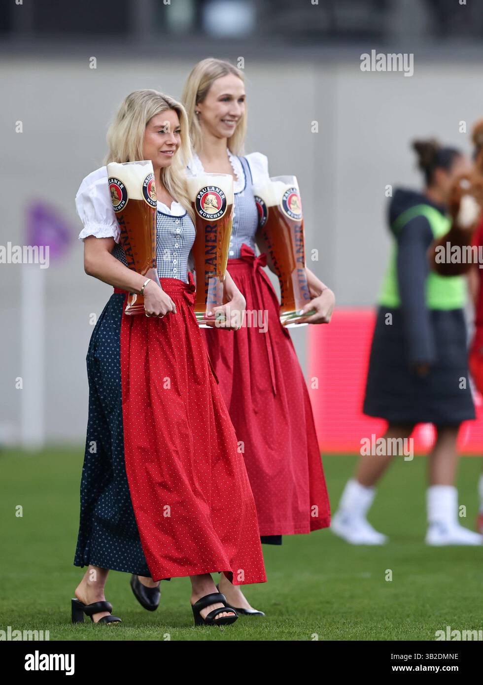 Feiern die deutsche Meisterschaft Paulas FC Bayern MŸnchen - SC Freiburg 3:1 FC Bayern MŸnchen deutscher Fussball Meister 2024 2025 Fussball Frauen Google Pixel Bundesliga Saison 2024 / 2025 Campionato tedesco FC Bayern Muenchen donne © diebilderwelt / Alamy Stock Foto Stock
