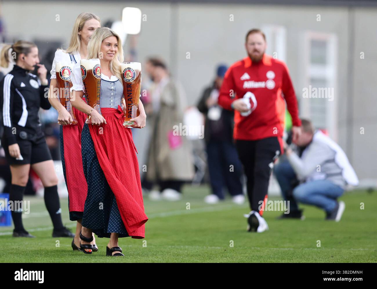 Feiern die deutsche Meisterschaft Paulas FC Bayern MŸnchen - SC Freiburg 3:1 FC Bayern MŸnchen deutscher Fussball Meister 2024 2025 Fussball Frauen Google Pixel Bundesliga Saison 2024 / 2025 Campionato tedesco FC Bayern Muenchen donne © diebilderwelt / Alamy Stock Foto Stock