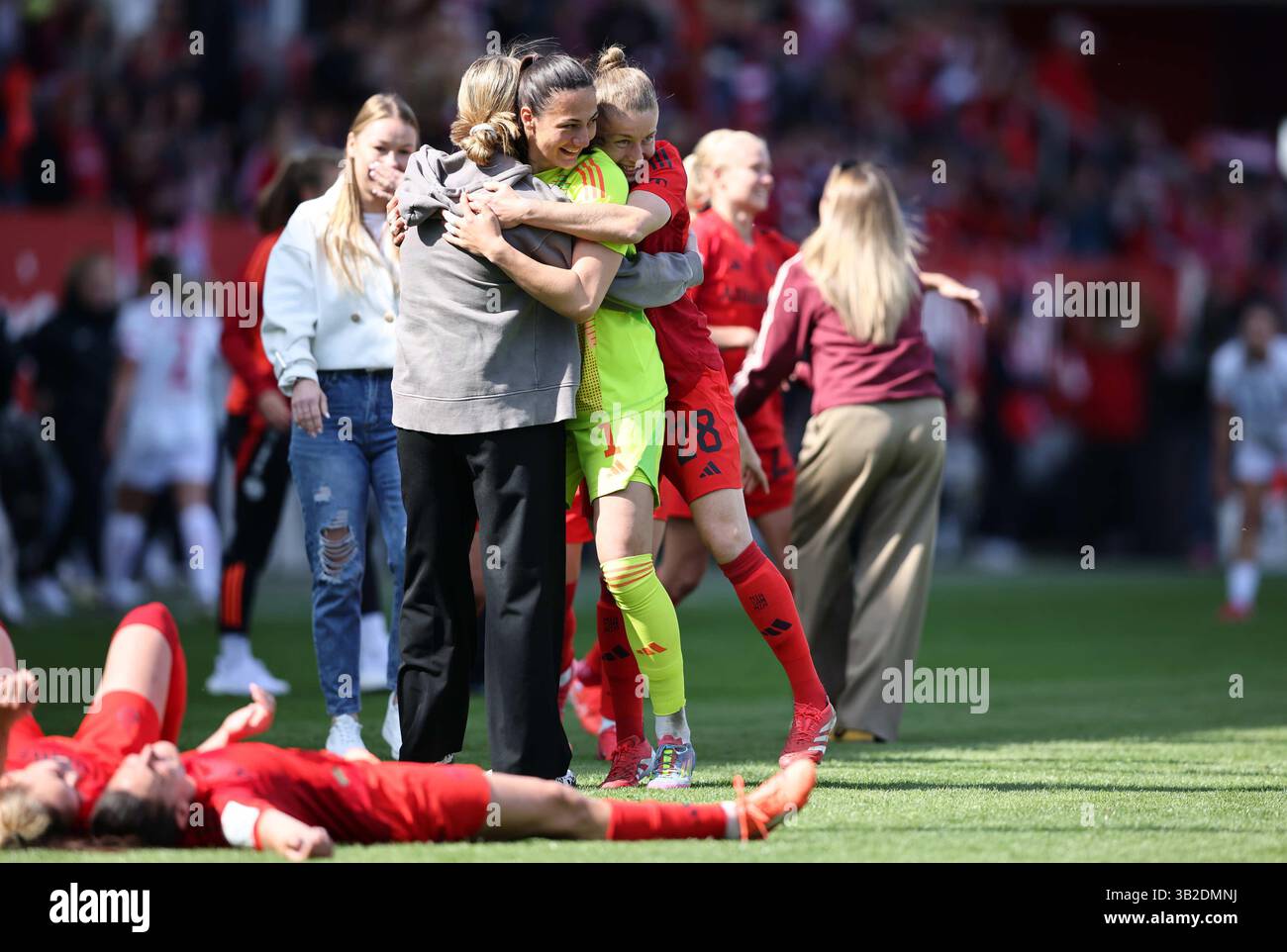 Feiern Die deutsche Meisterschaft Maria Luisa Grohs del Bayern Muenchen Michele Ulbrich del Bayern Muenchen FC Bayern MŸnchen - SC Freiburg 3:1 FC Bayern MŸnchen deutscher Fussball Meister 2024 2025 Fussball Frauen Google Pixel Bundesliga Saison 2024 / 2025 Campionato tedesco FC Bayern Muenchen donne © diebilderwelt / Alamy Stock Foto Stock