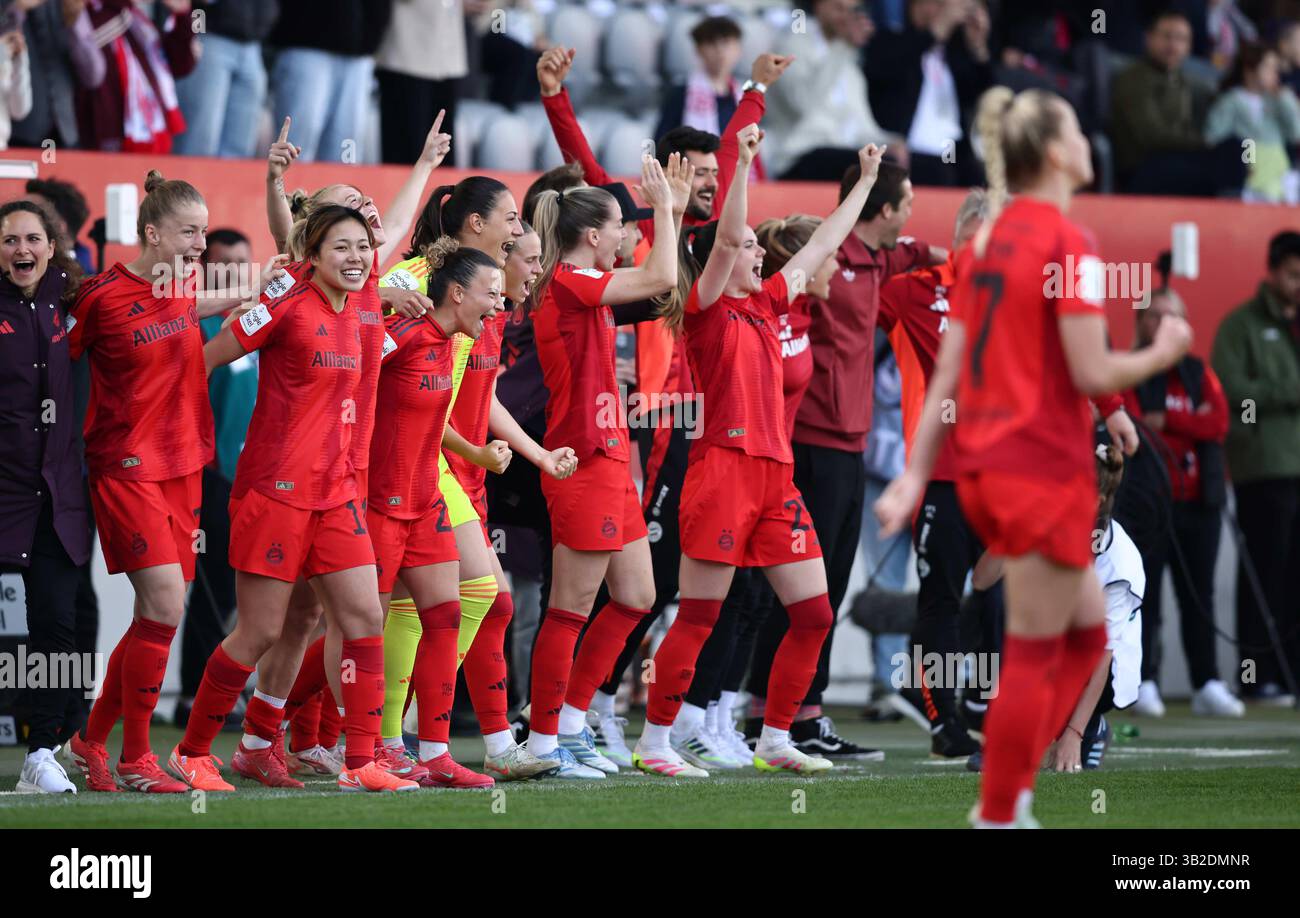 Feiern die deutsche Meisterschaft FC Bayern MŸnchen - SC Freiburg 3:1 FC Bayern MŸnchen deutscher Fussball Meister 2024 2025 Fussball Frauen Google Pixel Bundesliga Saison 2024 / 2025 Campionato tedesco FC Bayern Muenchen donne © diebilderwelt / Alamy Stock Foto Stock